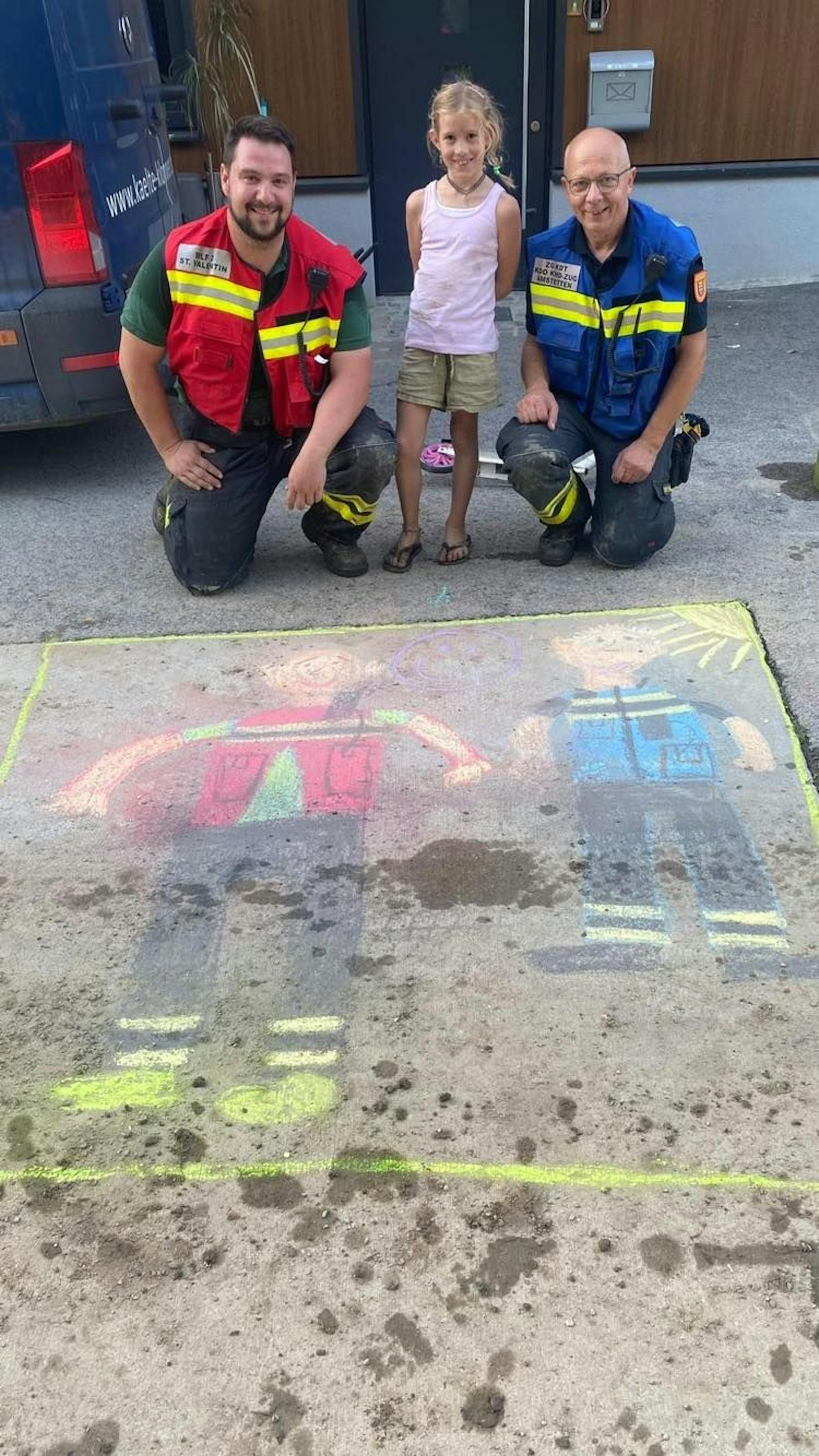 Über dieses besondere Bild freuen sich die Florianis aus dem Bezirk Amstetten besonders: Die kleine Eva (8) aus Loosdorf im Bezirk Melk bedankte sich bei den Helfern Florian Wolfslehner von der FF St. Valentin und Abschnittsfeuerwehrfeuerwehrkommandant Josef Hirtenlehner mit einem genialen Bild.