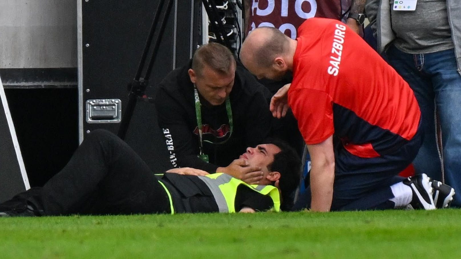 Stadion-Ordner bei Salzburg-Match von Ball verletzt