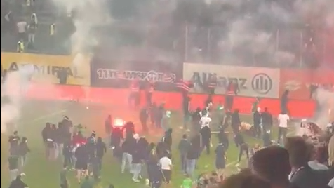 Schwere Ausschreitungen und Platzsturm beim Wiener Derby.