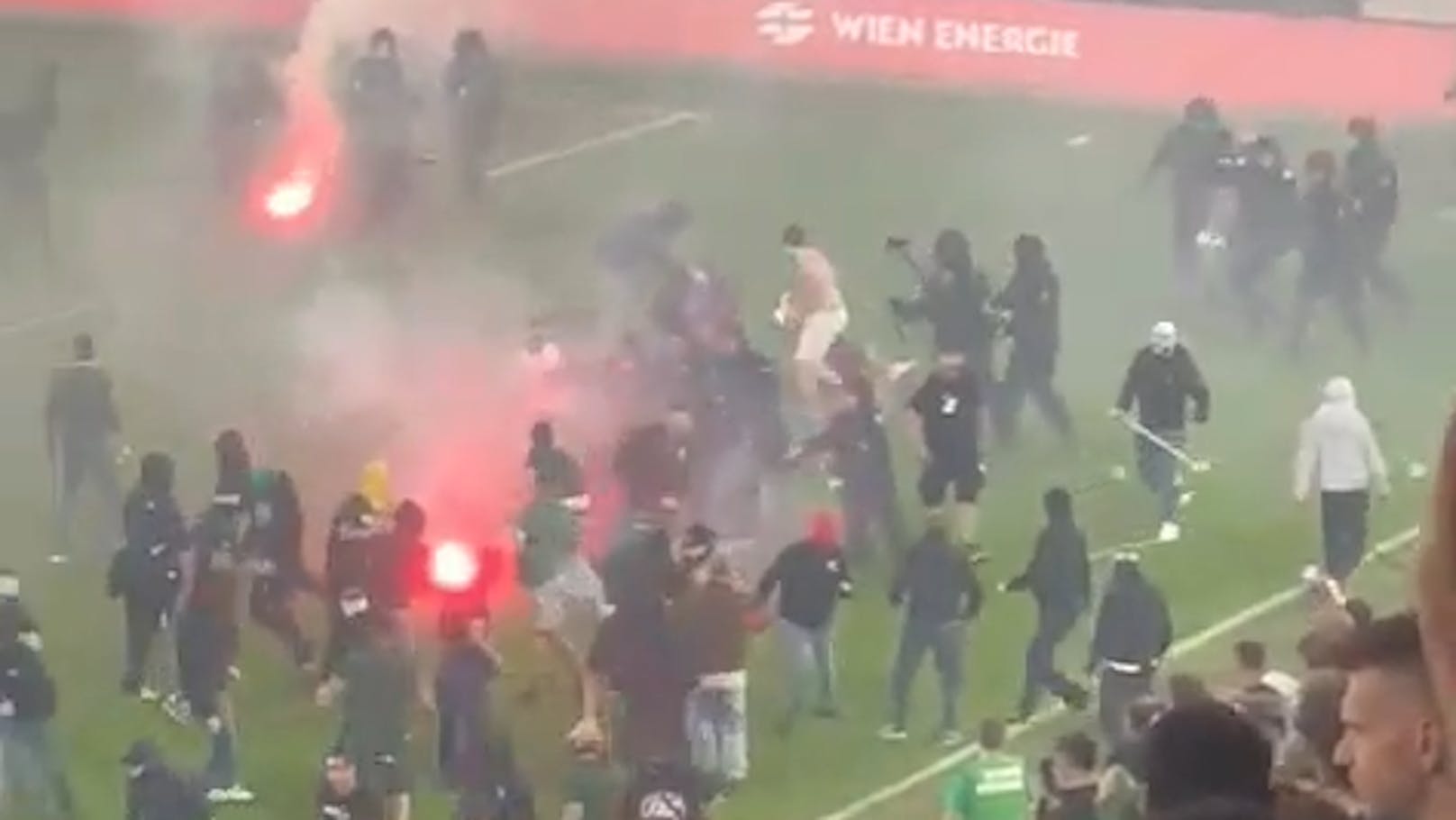 Schwere Ausschreitungen und Platzsturm beim Wiener Derby.