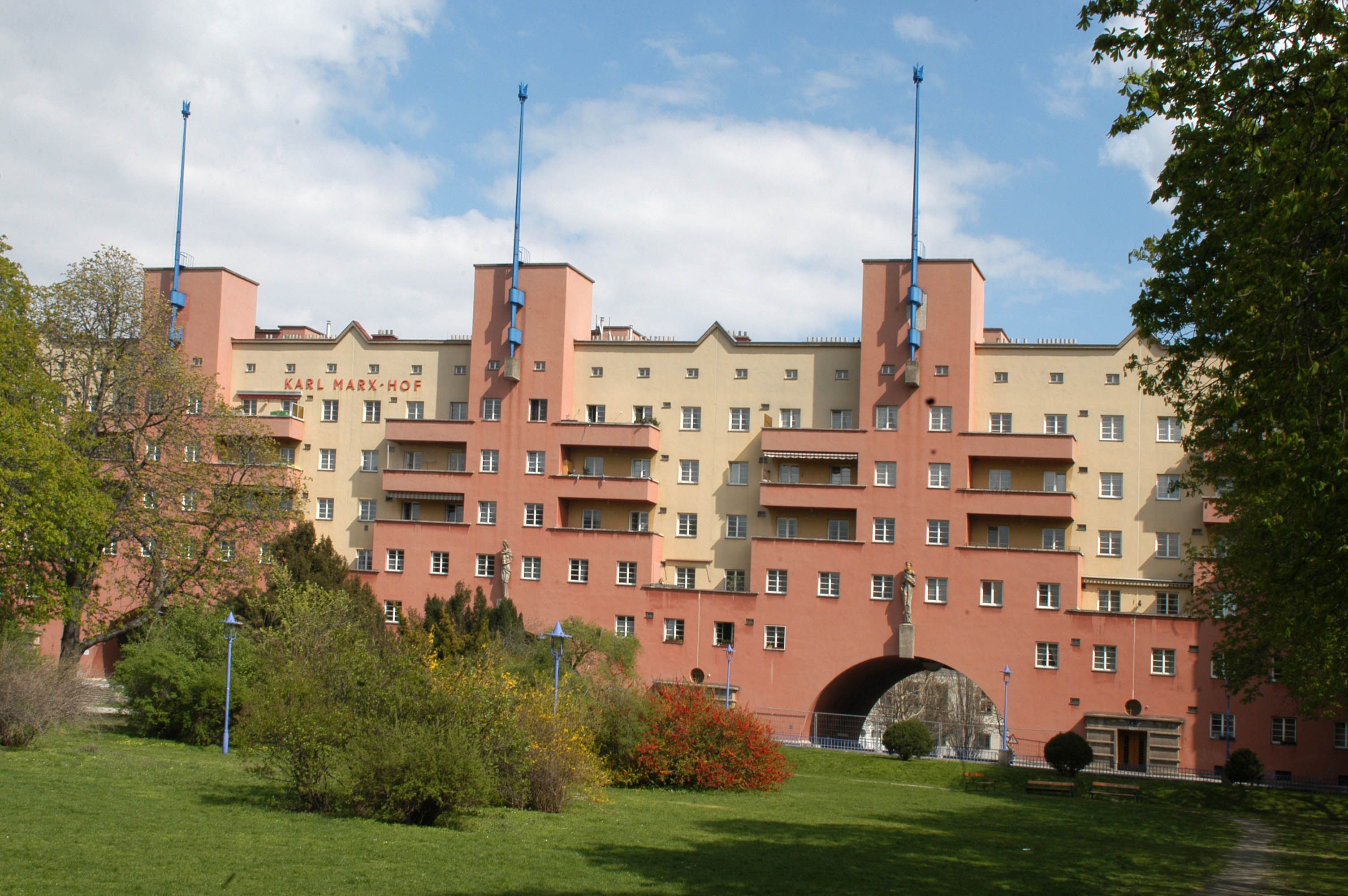 Der Karl Marx Hof im 19. Wiener Gemeindebezirk scheint eine 