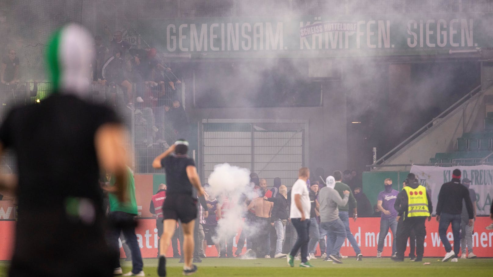 Am Rasen des Allianz Stadions herrschte Chaos.