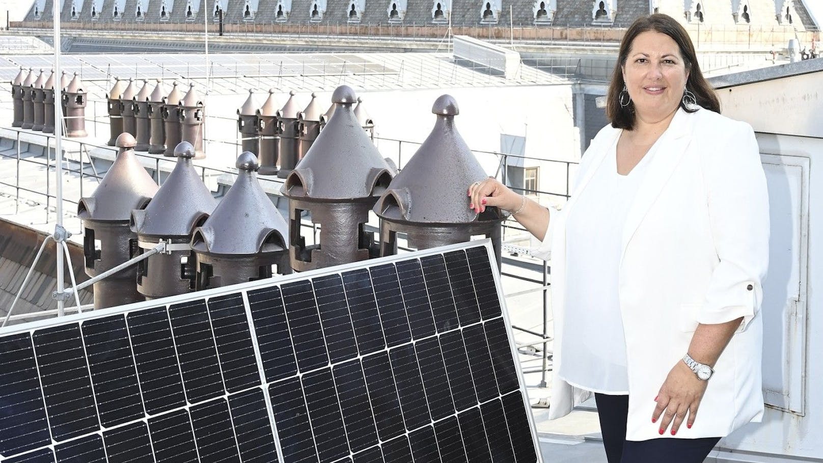 Stadträtin Kathrin Gáal zeigt sich erfreut, dass die Neuerungen das Erbauen einer Photovoltaik-Anlage vereinfacht