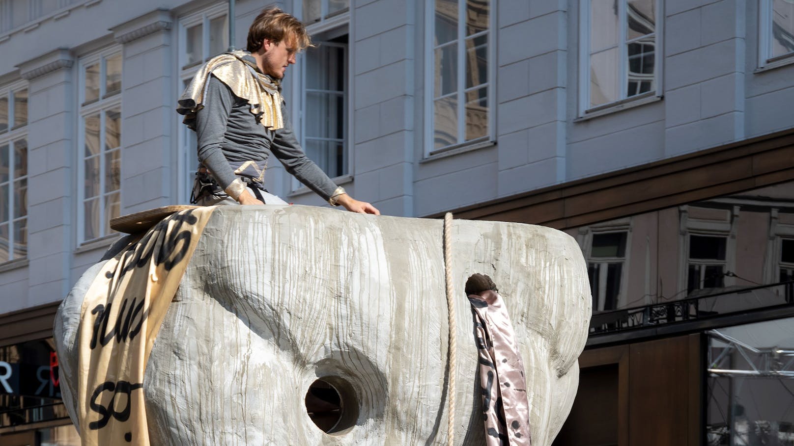 Bis Ende Oktober finden Performances bei der Skulptur am Graben statt.