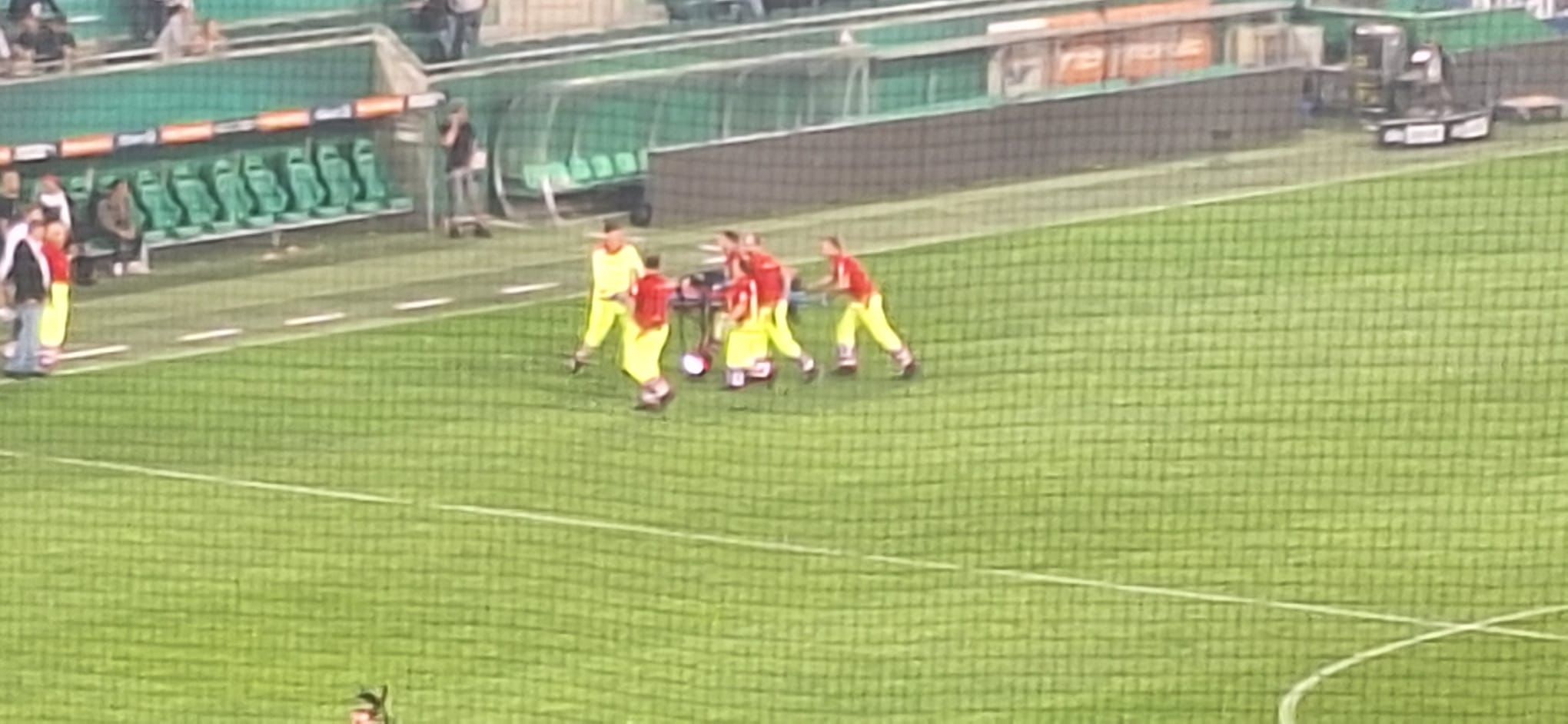 Ein Polizist wurde augenscheinlich beim Platzsturm verletzt.