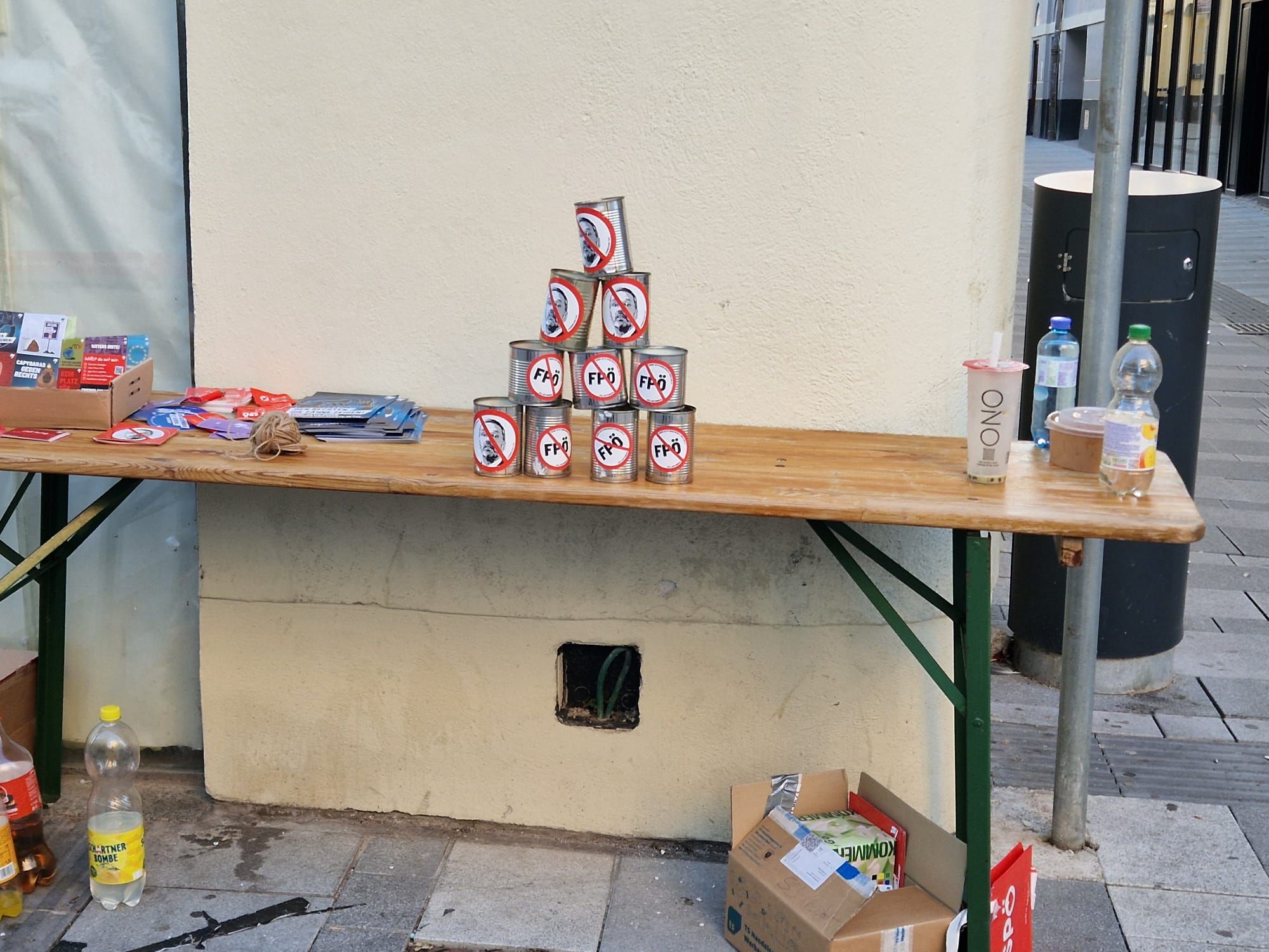 Kickl-Dosenschießen: Aktionsstand in Wr. Neustadt