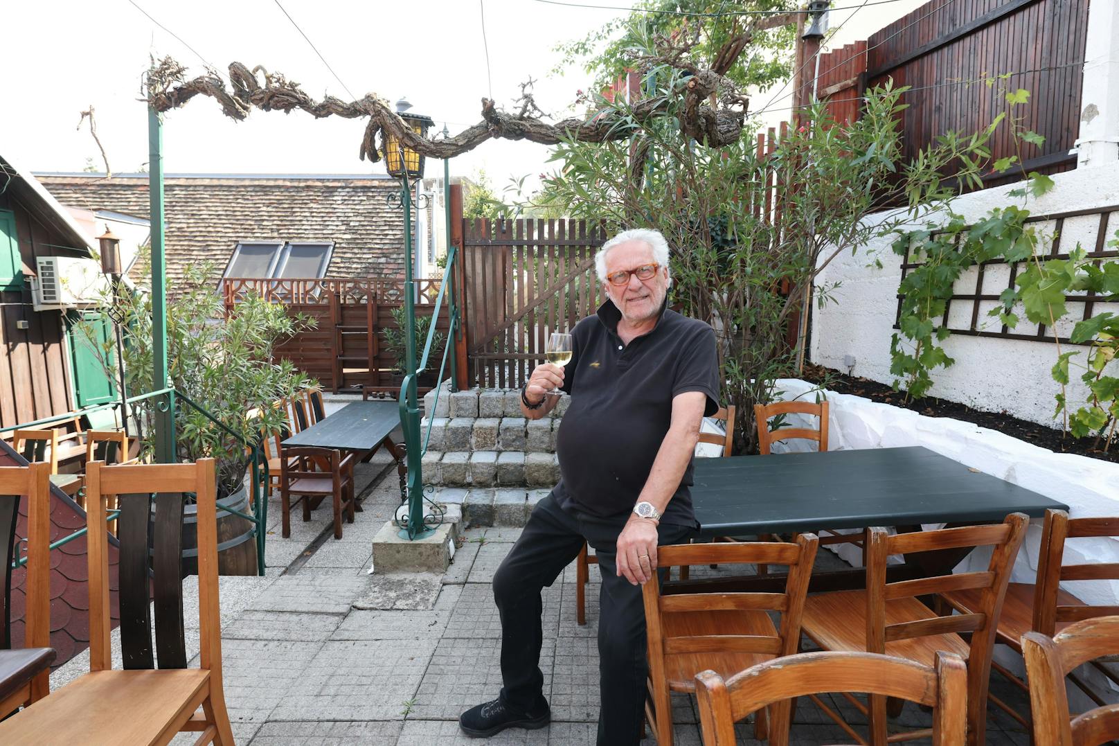 Martin Zimmermann in seinem neuen Heurigen-Lokal in der Bloschgasse 7 in Wien-Döbling.