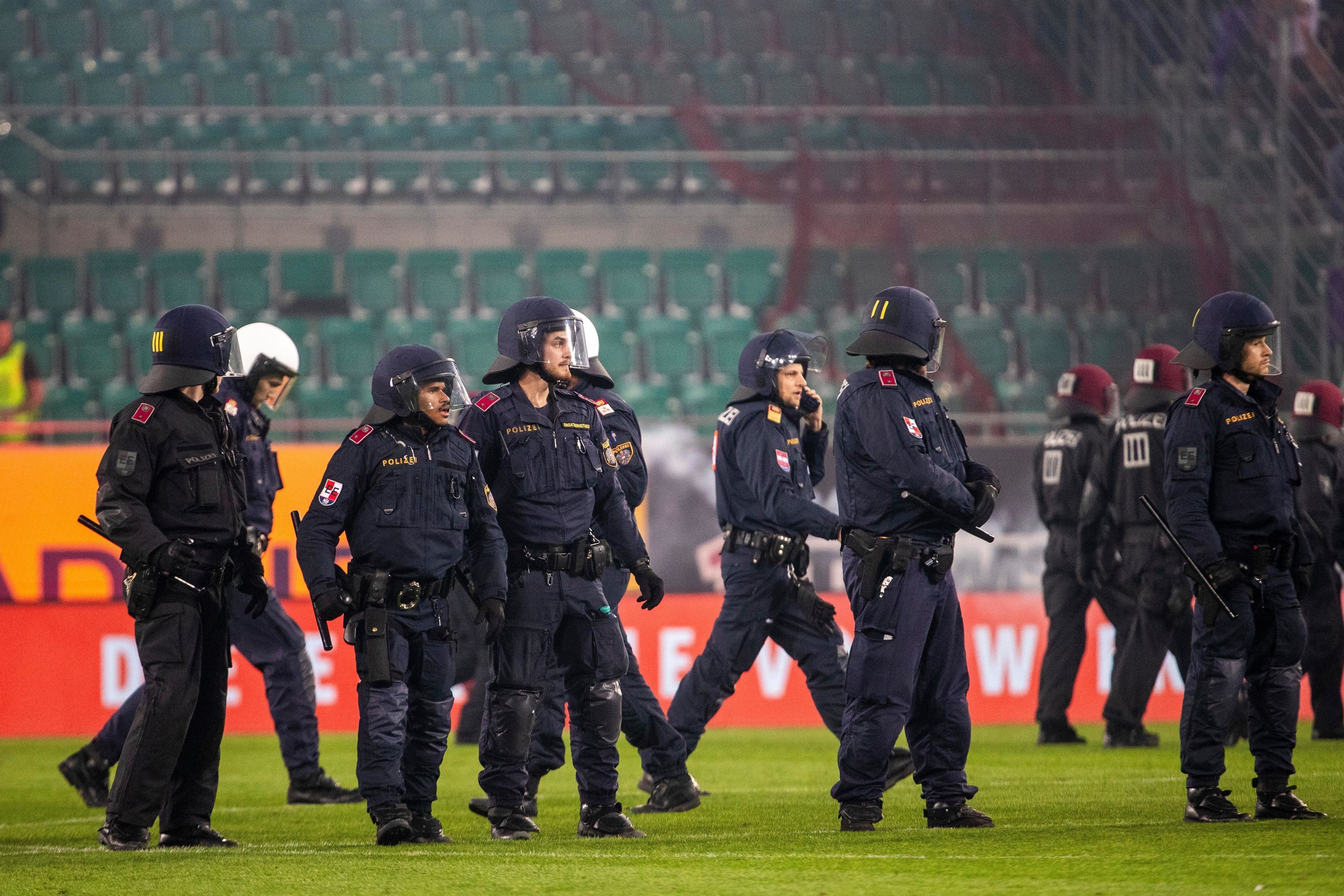 Die Polizei schritt nach den Ausschreitungen erst spät ein.