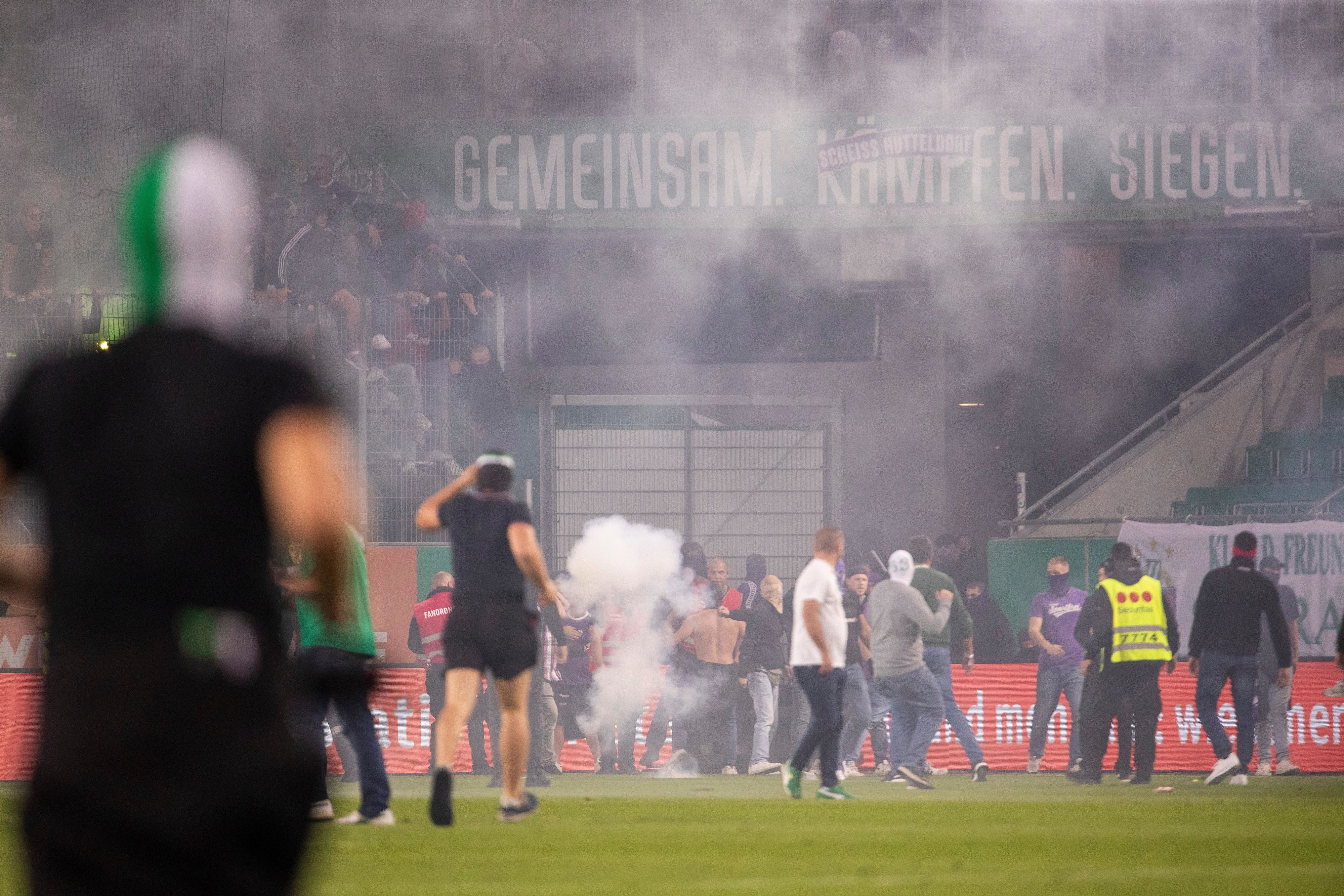 Schwere Ausschreitungen beim Wiener Derby.