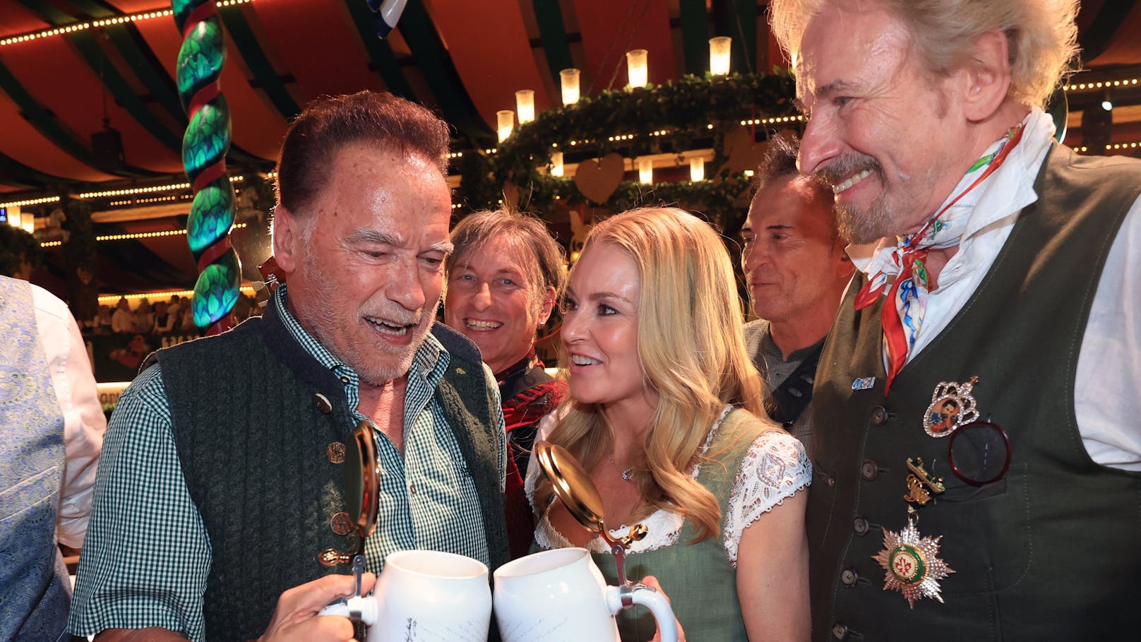 Schwarzenegger zeigt sich mit Freundin auf Oktoberfest