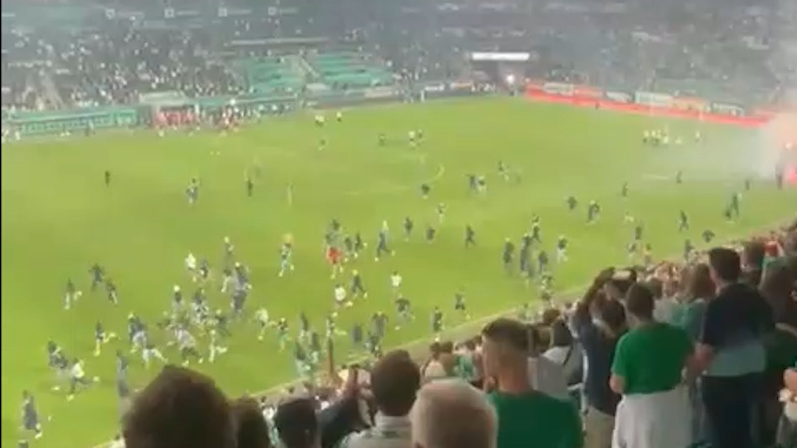 Die Rapid-Fans flüchteten Richtung Block West, die Austria-Fans in den Gästeblock.