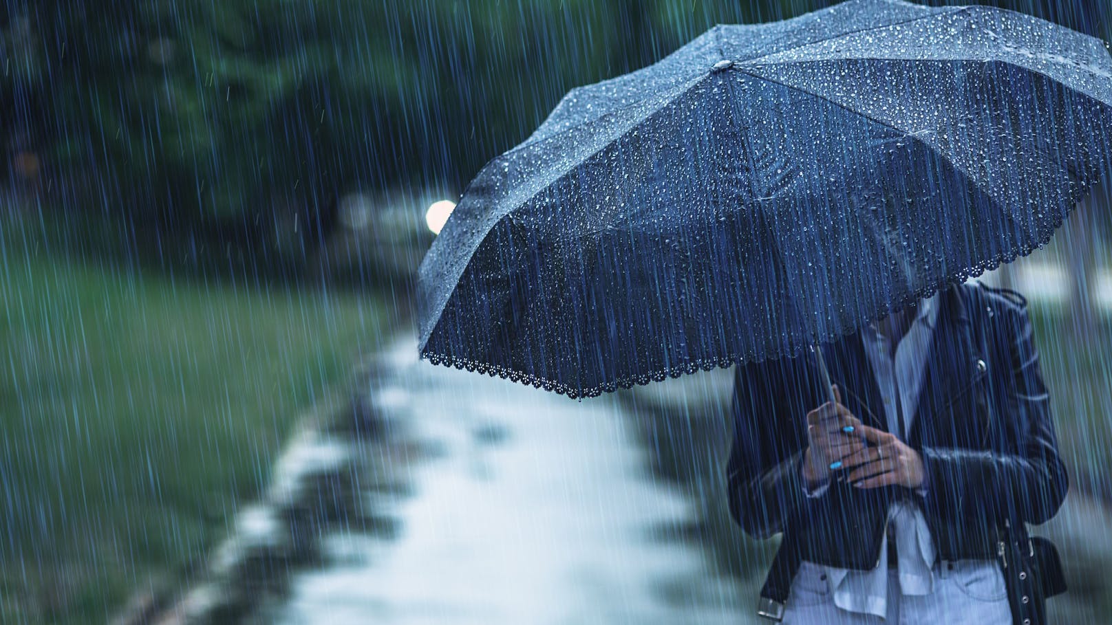 24 Grad! Dann peitscht Kaltfront Regenschauer ins Land