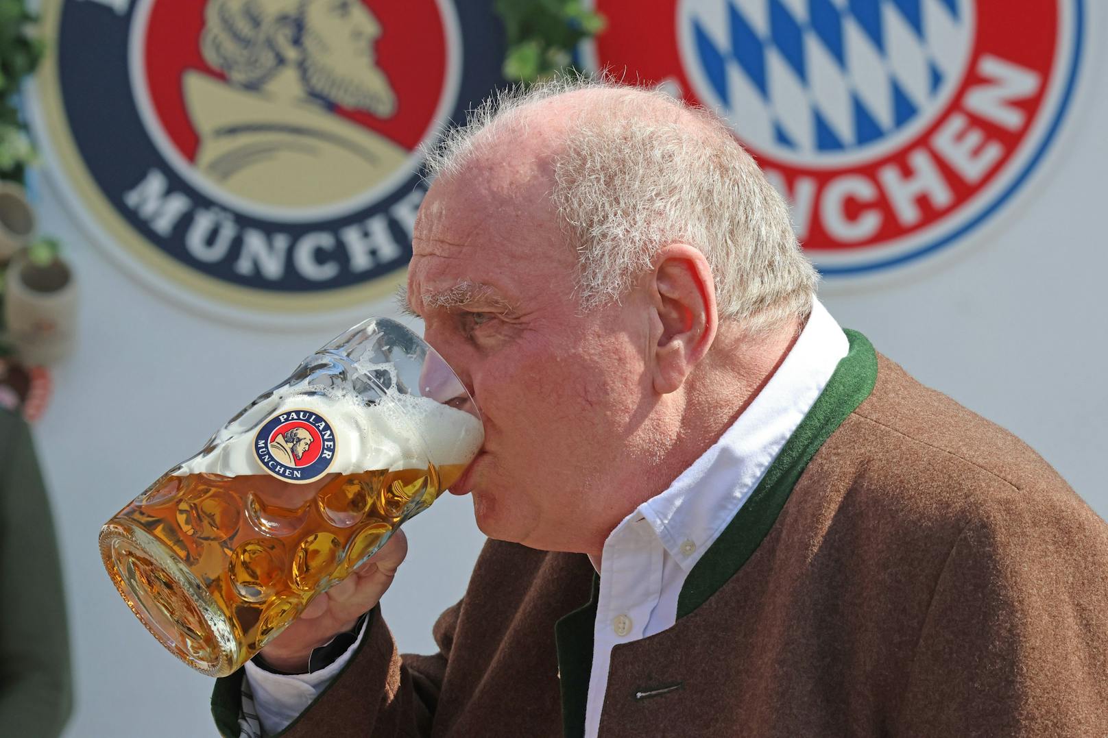 Uli Hoeneß macht nur große Schlucke.