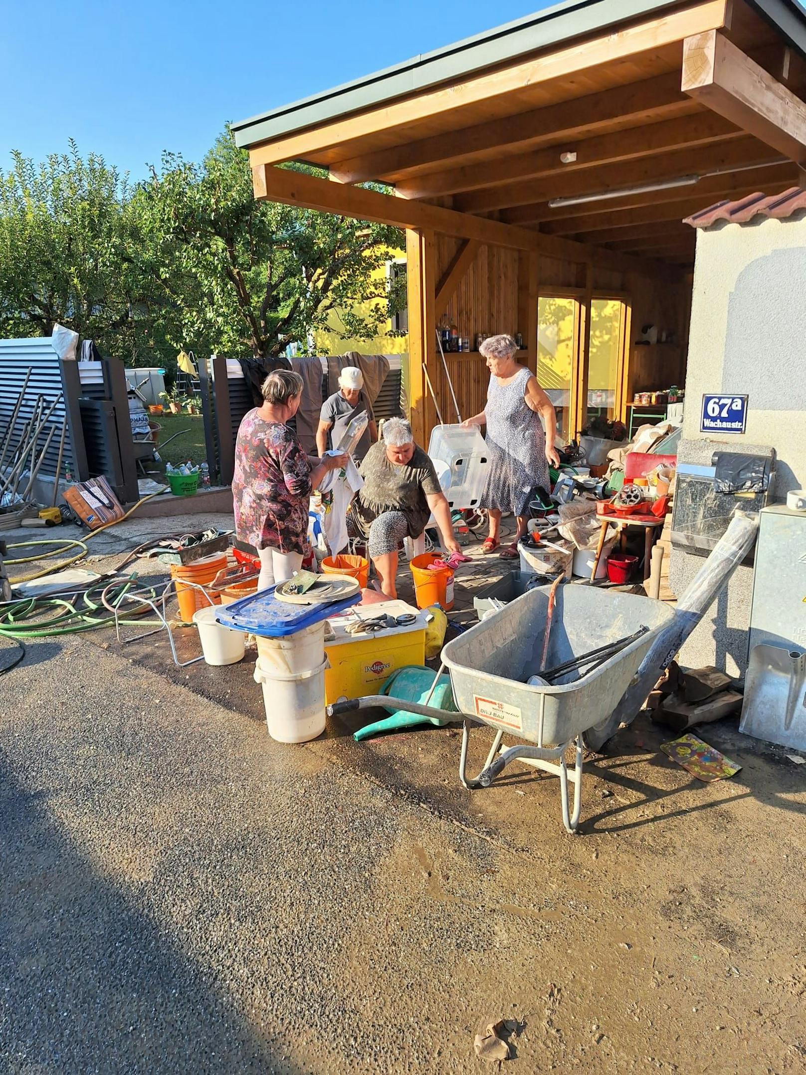 Die Bilder der Verwüstung sorgen auch bei hartgesottenen Florianis für nachdenkliche Mienen.