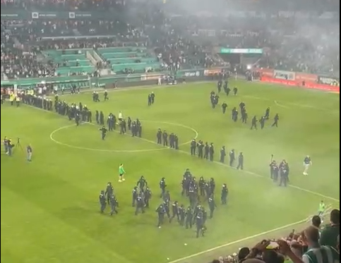 Schwere Ausschreitungen beim Platzsturm. Die Polizei ermittelt jetzt auf Hochtouren.