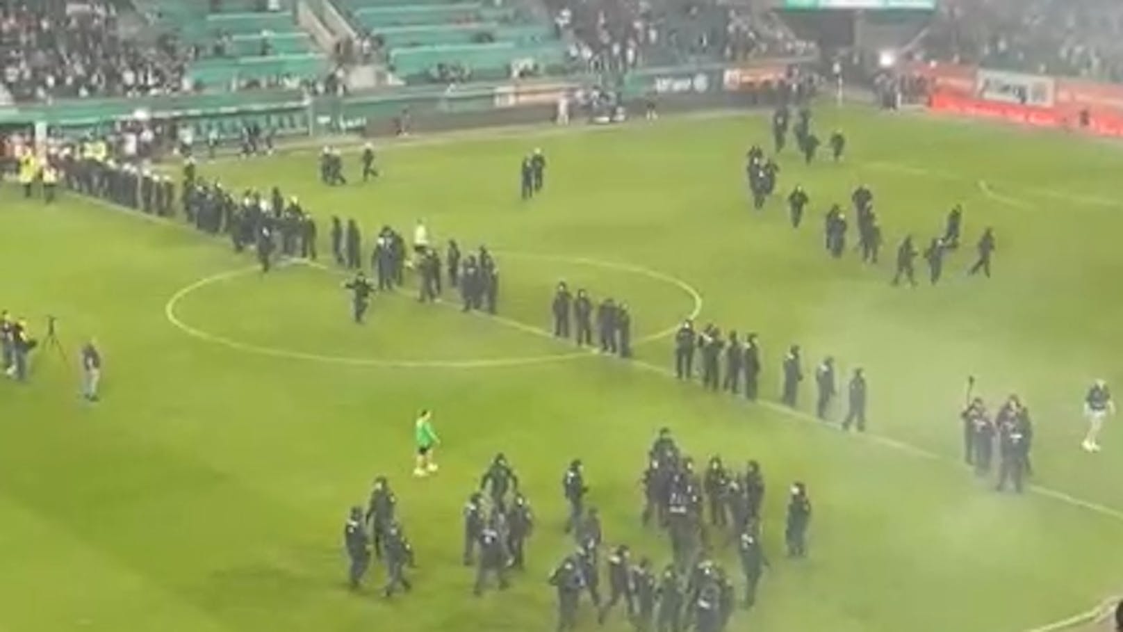 Die Polizisten nahmen in einer so gut wie geschlossenen Reihe das Spielfeld ein, die Rapid-Fans zogen sich zurück.