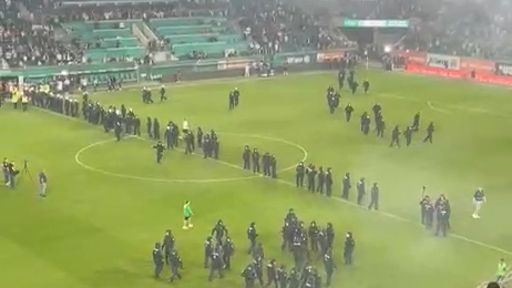 Schwere Ausschreitungen und Platzsturm beim Wiener Derby.