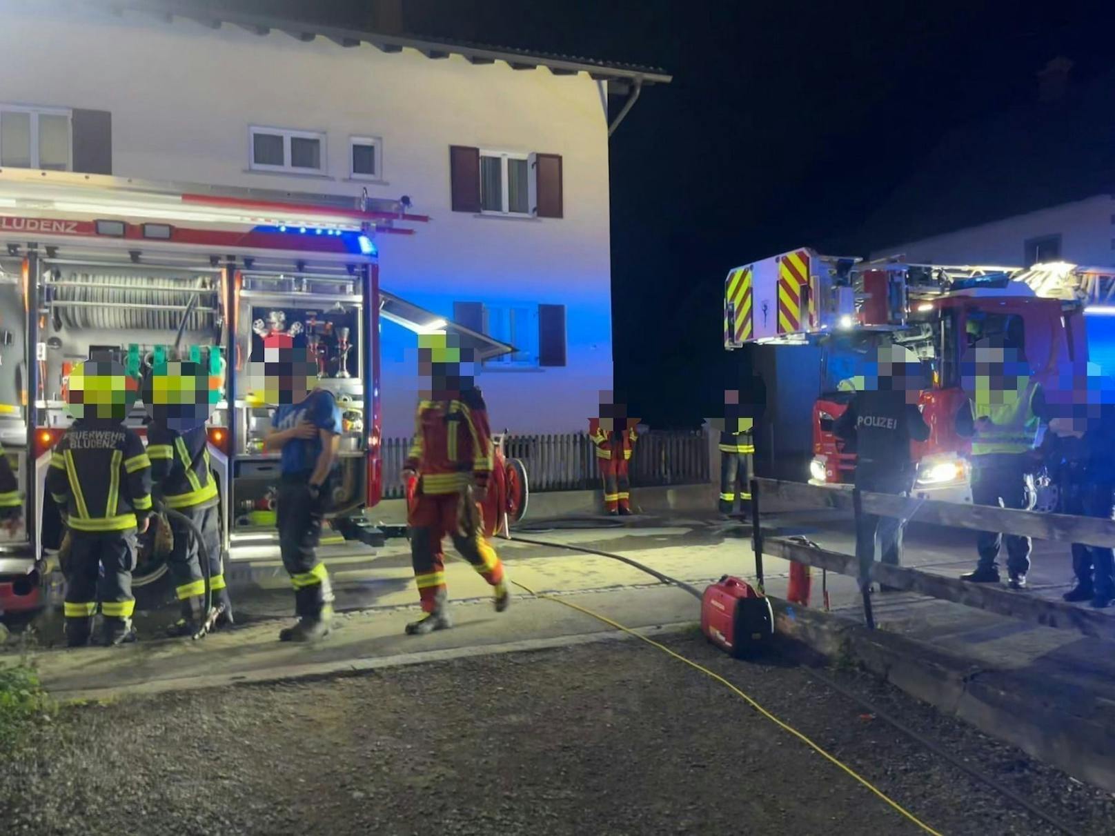 Bei einem Wohnhausbrand in Bludenz wurden vier Menschen verletzt. 