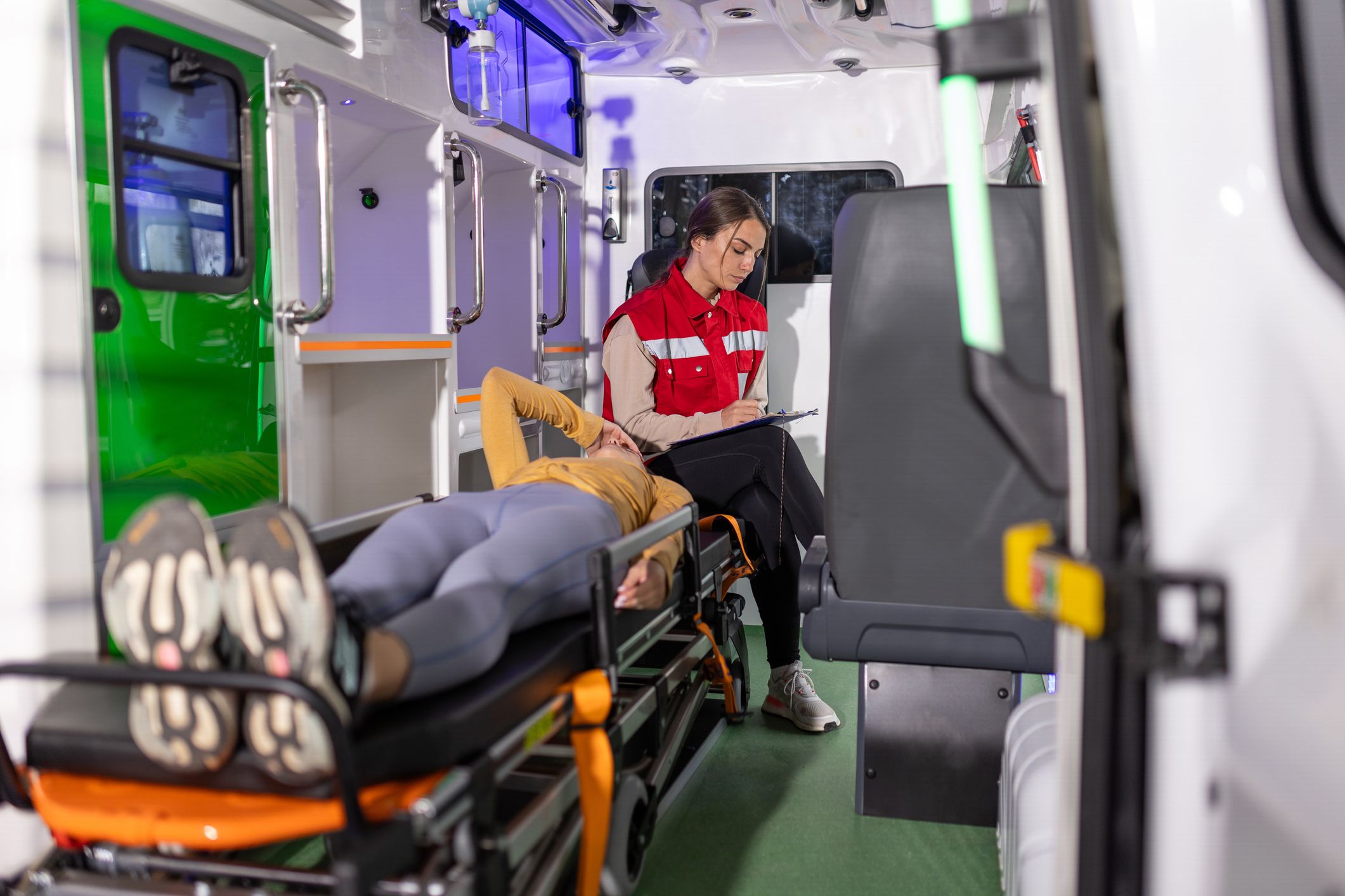 Patientin wurde mit der Rettung zur Behandlung in ein anderes Spital gebracht – jetzt soll sie den Transport selbst bezahlen. (Symbolbild)