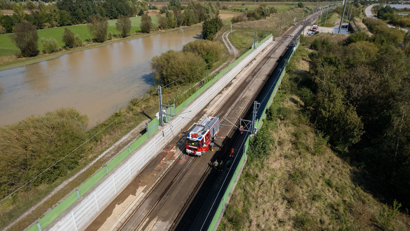 Wie stark das Ausmaß der Beschädigungen ist, wurde erst in den letzten Tagen sichtbar, nachdem das ein Meter hohe Wasser im Tunnel von der Feuerwehr abgepumpt werden konnte.