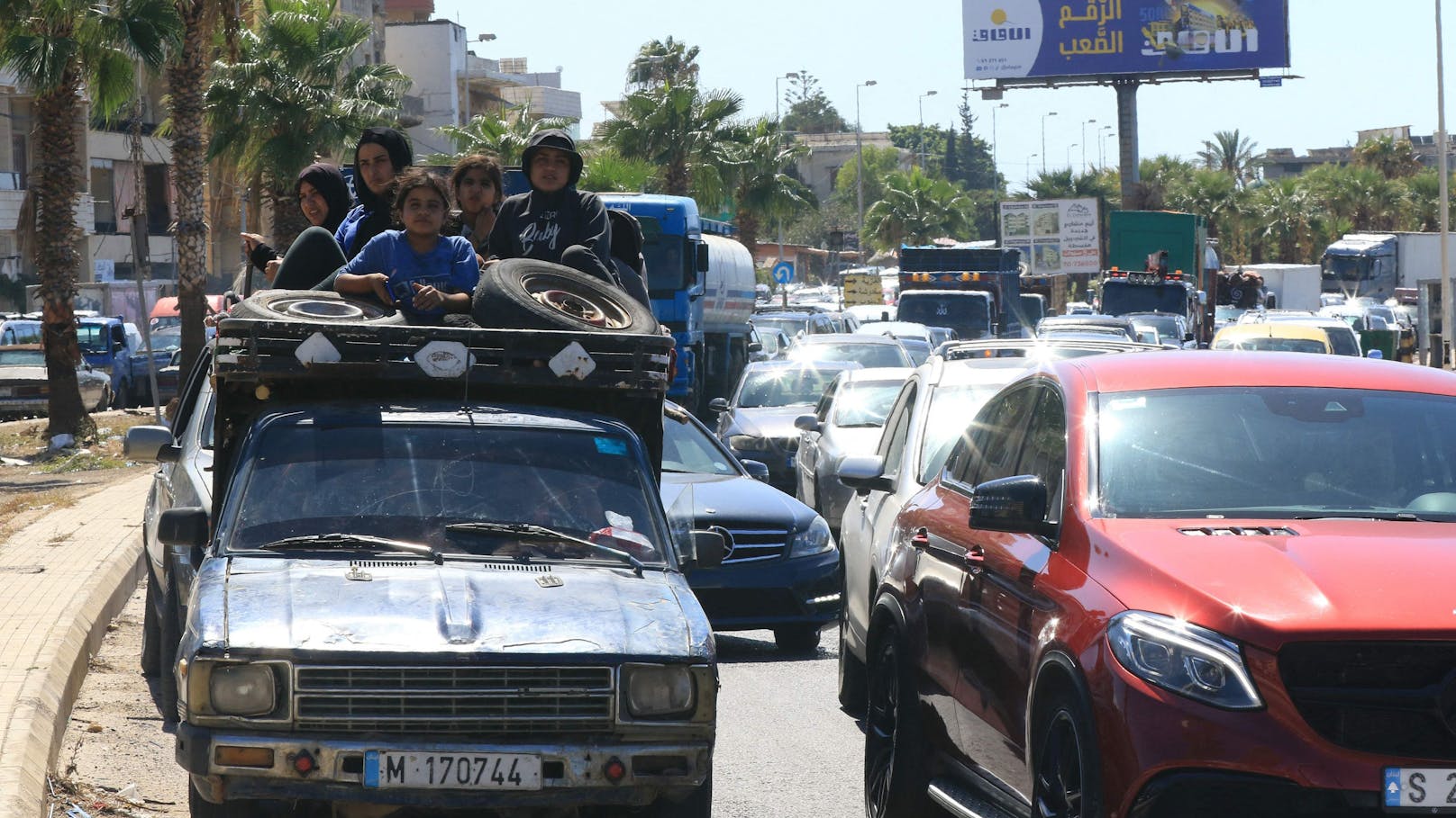 Nach den israelischen Luftschlägen flüchten im Süden Libanons tausende Menschen mit ihrem Hab und Gut.