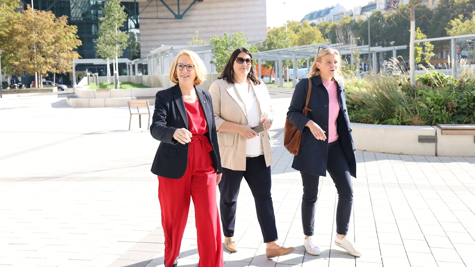 Zweite Nationalratspräsidentin, Doris Bures, Vizebürgermeisterin und Stadträtin für Wohnen, Wohnbau, Stadterneuerung und Frauen, Kathrin Gaál, und die Wiener Kandidatin für die Nationalratswahl, Vizepräsidentin der Arbeiterkammer und Vorsitzende der Gewerkschaft GPA, Barbara Teiber (v.l.).