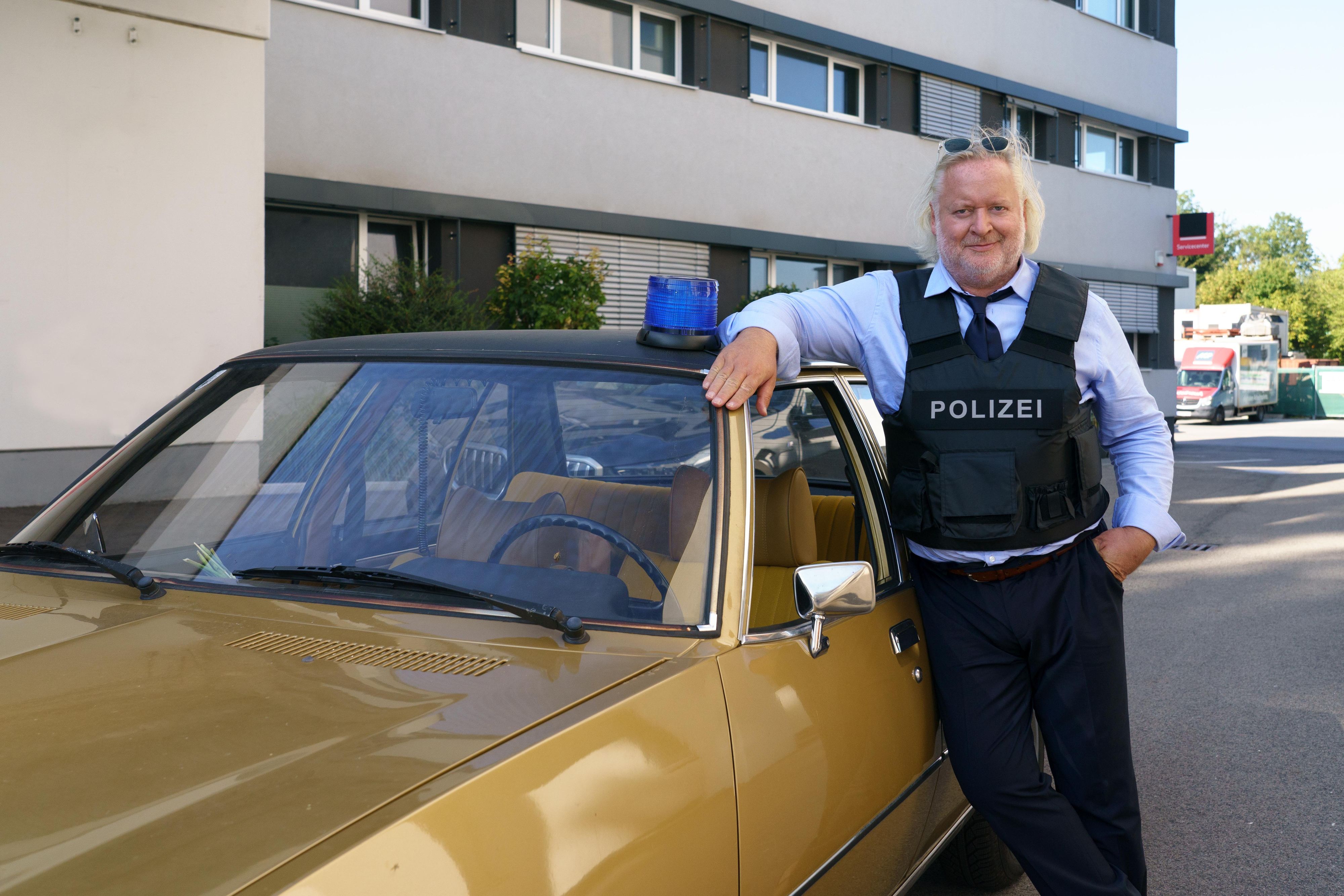 Gregor Seberg zieht sich die Polizei-Weste wieder an