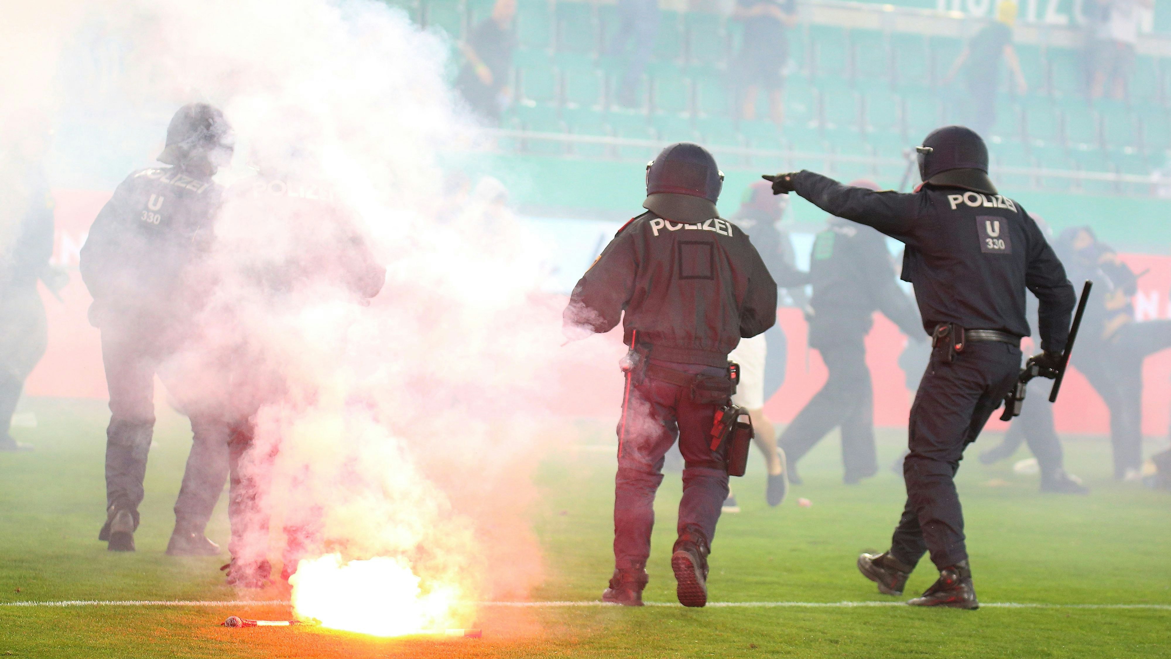 VIENNA, AUSTRIA - SEPTEMBER 22: spread by vienna derby SK Rapid and Austria Wien during the ADMIRAL Bundesliga match between SK Rapid and FK Austria Wien at Allianz Stadion on September 22, 2024 in Vienna, Austria.240922_SEPA_29_021 - 20240922_PD15923 - Rechteinfo: Rights Managed (RM)