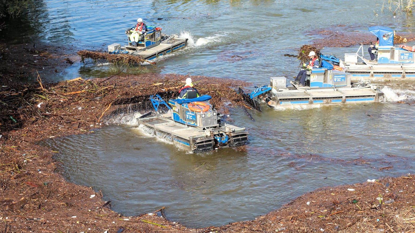 Bei der Beseitigung von Treibholz helfen Amphibienmähboote