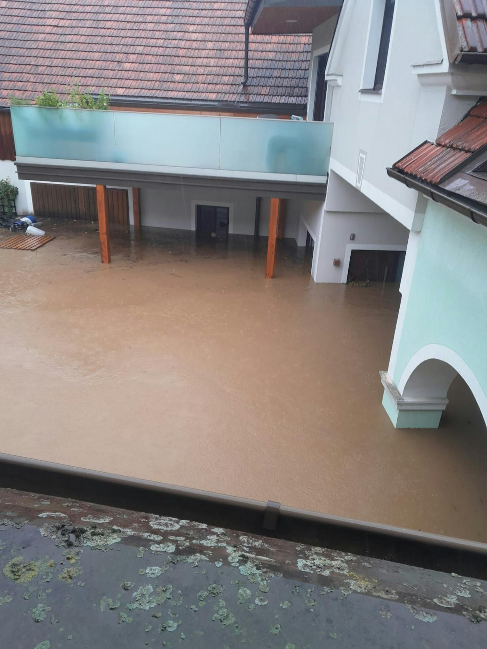 Pferdehof in NÖ: Das Anwesen wurde starb vom Hochwasser getroffen.