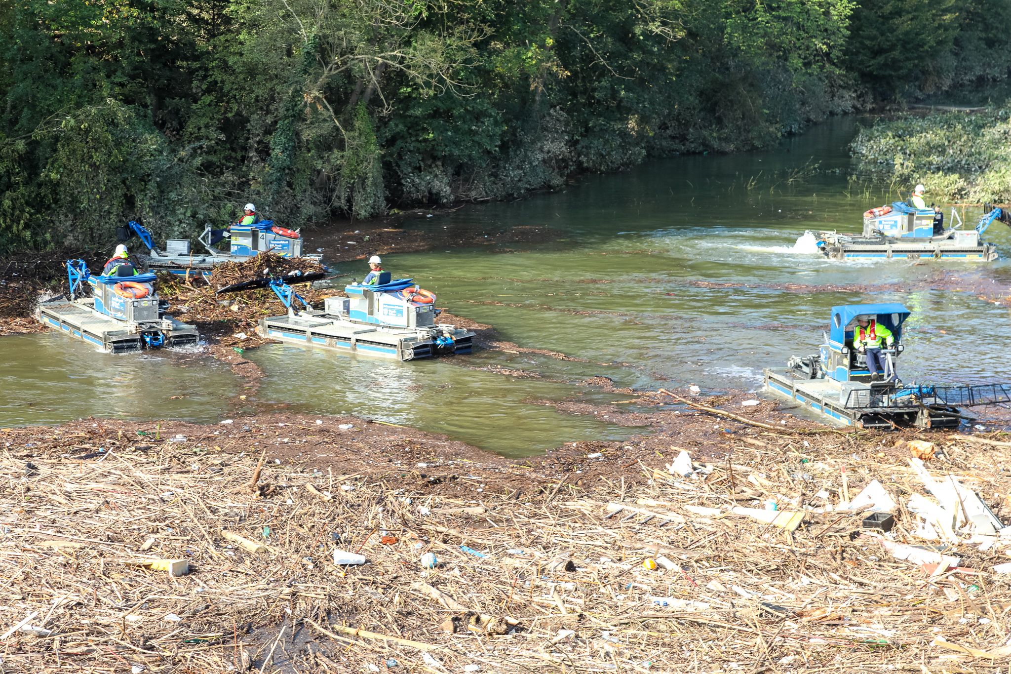 Am Wienfluss laufen die großangelegten Aufräumarbeiten auf Hochtouren.