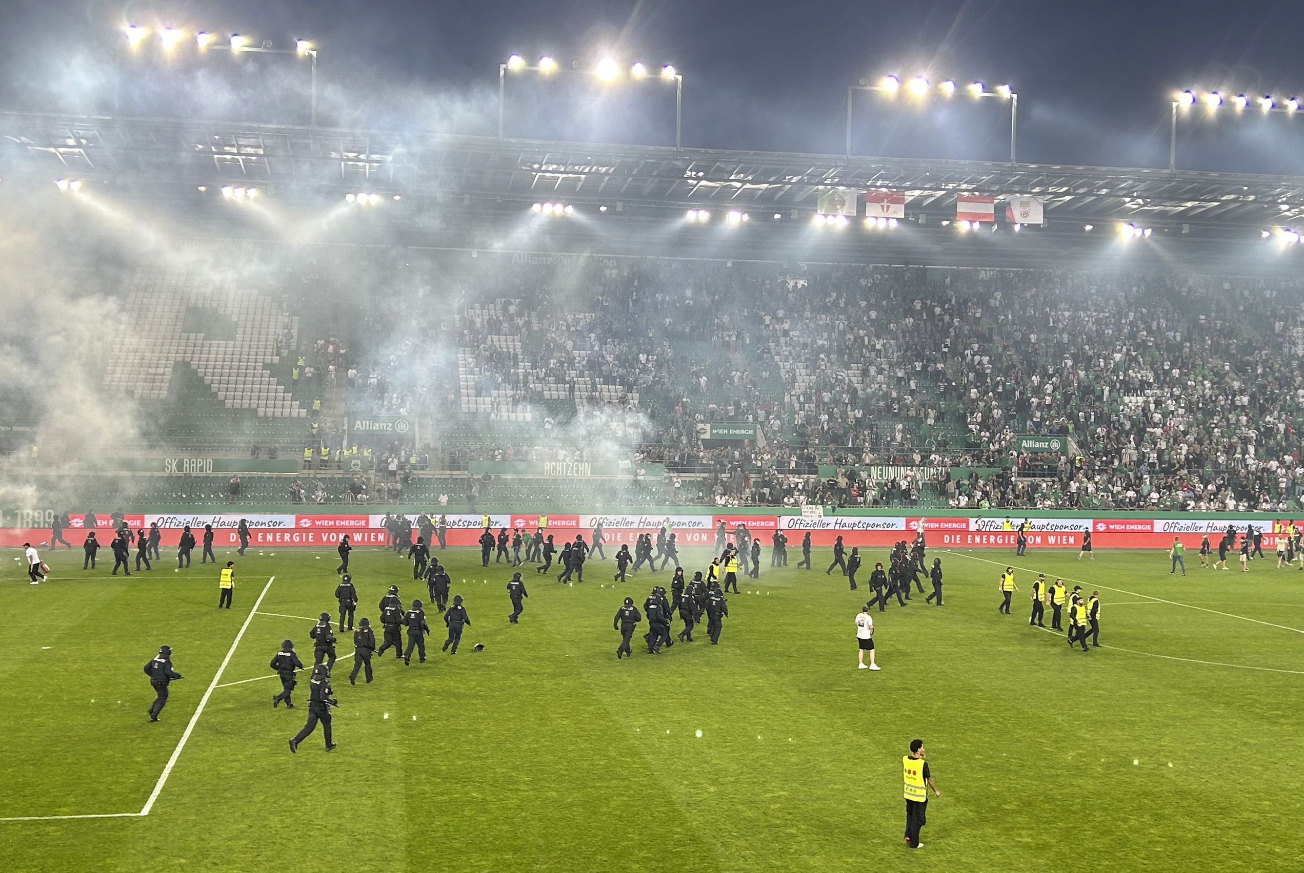 Chaos im Allianz Stadion: Polizisten versuchten, die Lage unter Kontrolle zu bringen.