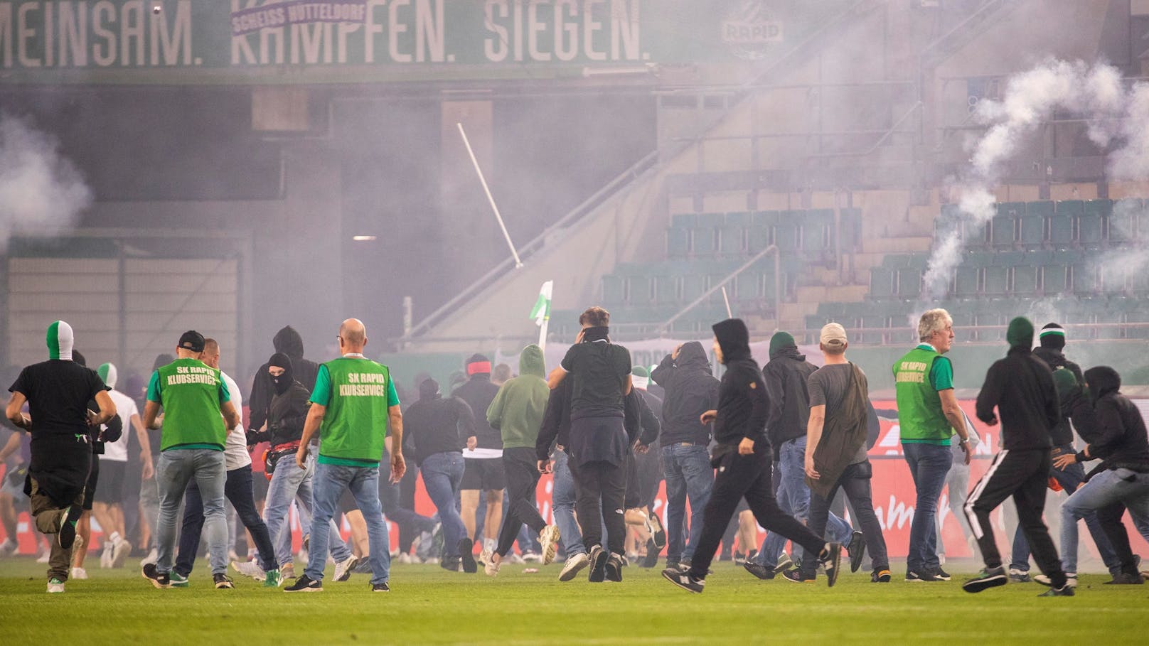 Um exakt 19.04 Uhr liefen die ersten Stadiongäste auf das Feld, Austria-Anhänger kletterten in den Sektor 5 der Nordtribüne.