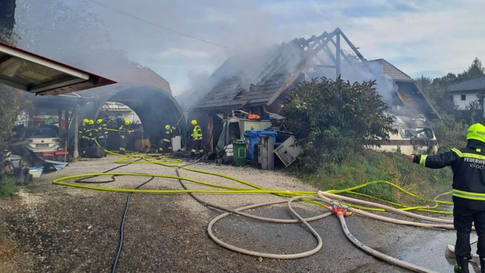 Erst Knallgeräusche, dann steht Gebäude in Flammen