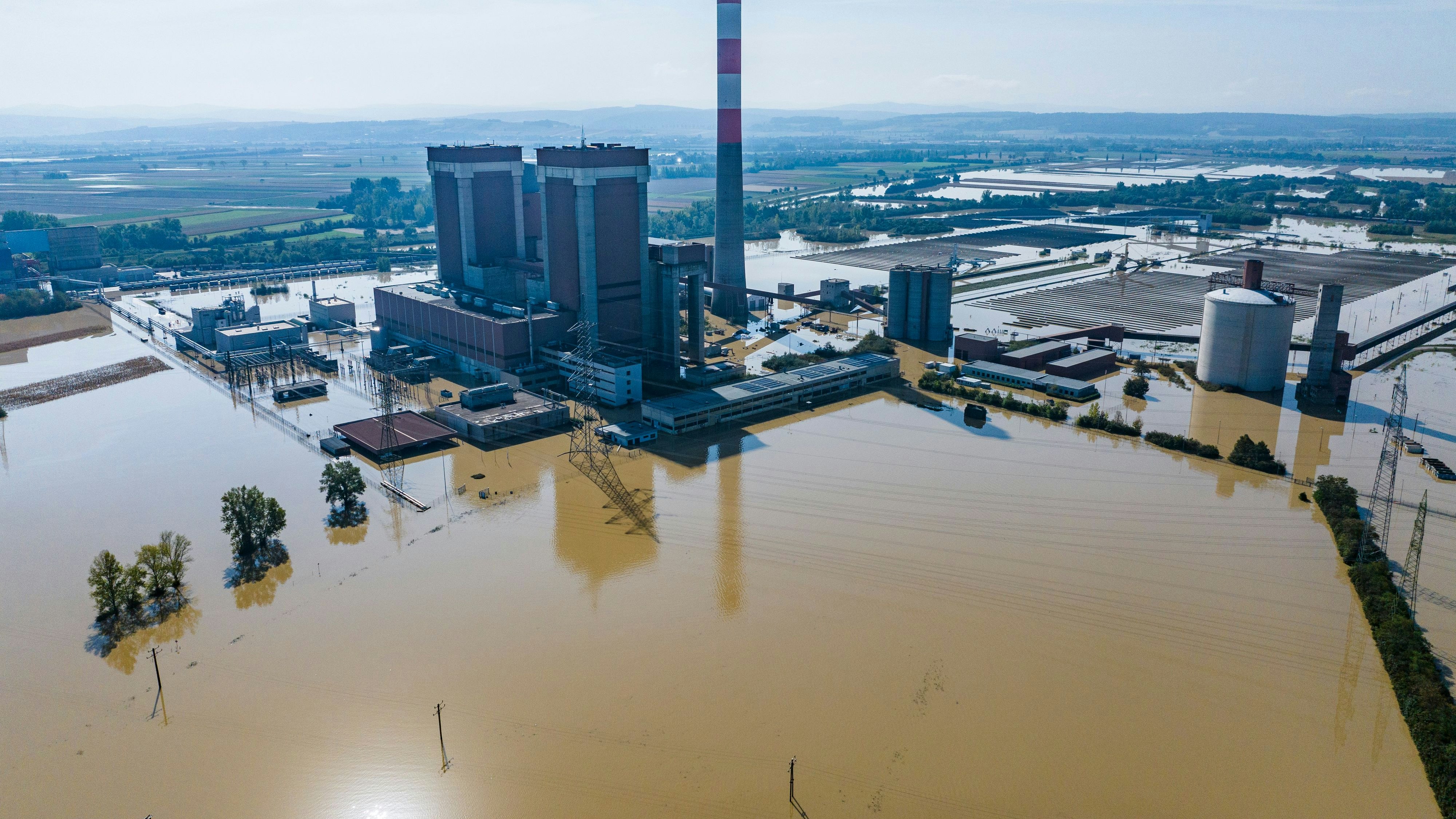 Download von www.picturedesk.com am 23.09.2024 (23:36). 
18 September 2024, Austria, Erpersdorf: The Dürnrohr coal-gas power plant is completely surrounded by water and flooded. Although the flood waters in Austria are receding slightly, the situation remains tense and there is still a threat of dam breaches and landslides. (Aerial view with a drone) Photo: Christoph Reichwein/dpa - 20240918_PD3921 - Rechteinfo: Rights Managed (RM)