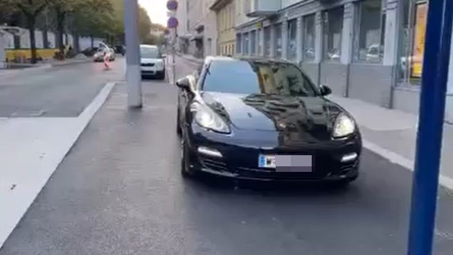 Dieser Porsche-Lenker machte sich den neu erbauten Radhighway zu Nutze.