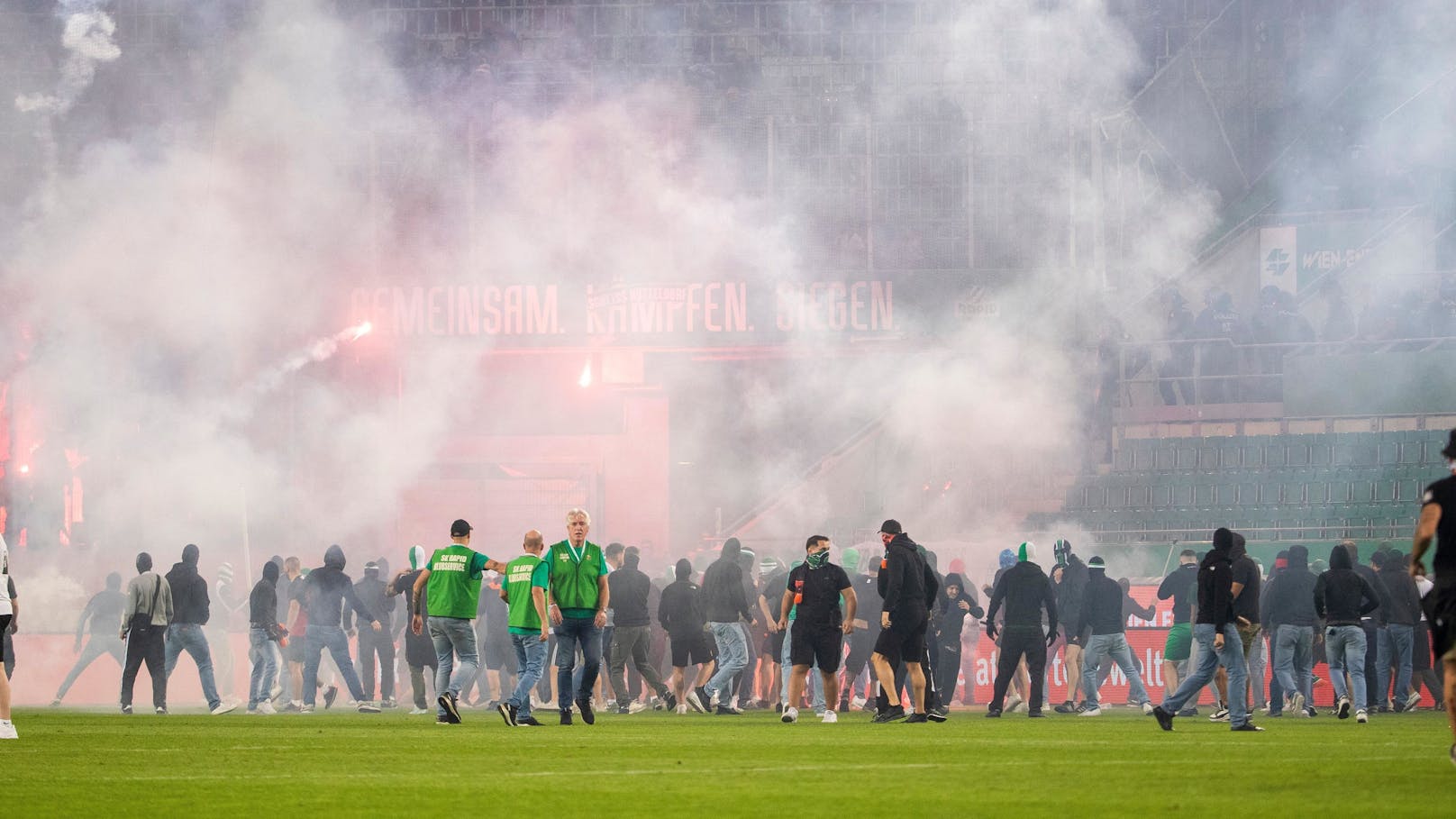 Zeitgleich nahm die Wiener Polizei außerhalb des Stadions noch ihre gesetzlichen Aufgaben wahr.