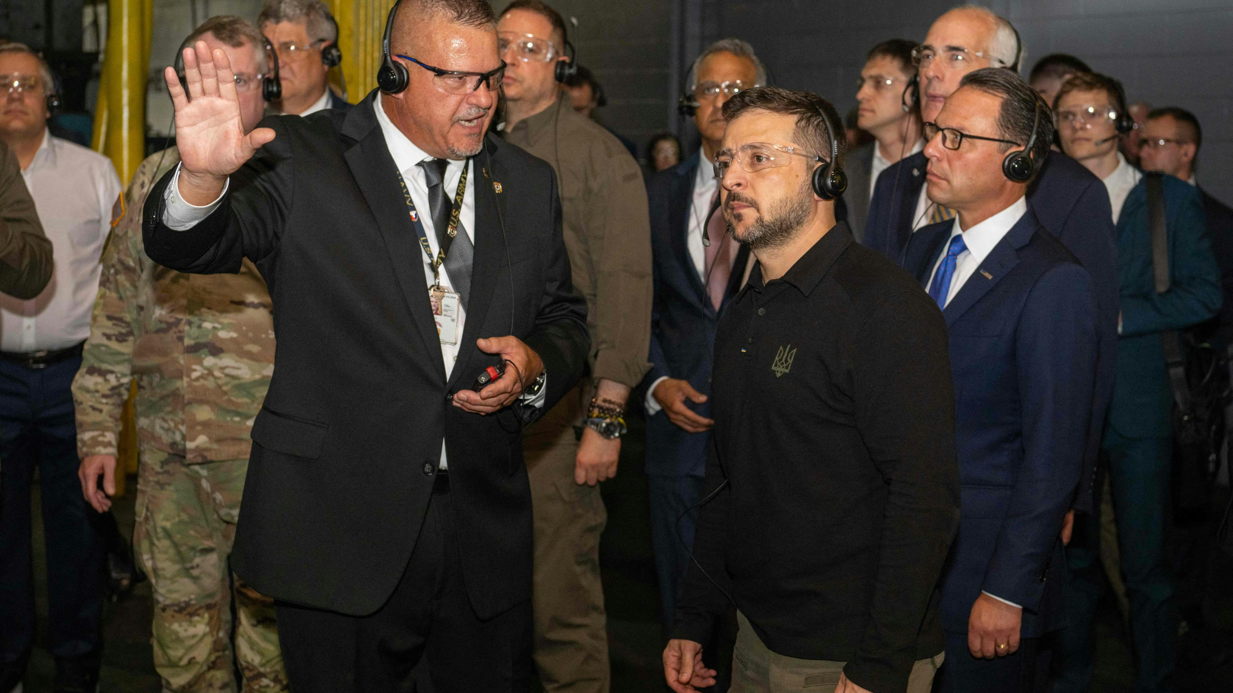 Download von www.picturedesk.com am 23.09.2024 (09:45).  *** SERVICEBILD *** This handout photo released by the US Army shows Ukrainian President Volodymyr Zelensky (C-R) receiving a tour of the Scranton Army Ammunition Plant by Rich Hansen, the Commander's Representative at Scranton Army Ammunition Plant in Scranton, Pennsylvania, September 22, 2024. Ukrainian President Volodymyr Zelensky arrived in the United States on September 22 for a crucial visit to present Kyiv's plan to end two and a half years of war with Russia. (Photo by Deonte Rowell / US ARMY / AFP) / RESTRICTED TO EDITORIAL USE - MANDATORY CREDIT "AFP PHOTO / US ARMY / STAFF SGT. DEONTE ROWELL " - NO MARKETING NO ADVERTISING CAMPAIGNS - DISTRIBUTED AS A SERVICE TO CLIENTS - 20240922_PD22310 - Rechteinfo: Servicebild (SB) Bei diesem Bild ist PictureDesk ausschließlich technischer Dienstleister und stellt eine technische Bearbeitungsgebühr in Rechnung. PictureDesk ist weder Urheber noch Rechteinhaber. Die Nutzung liegt in alleiniger Verantwortung des Kunden. Nur für redaktionelle Nutzung! Werbliche Nutzung erfordert Freigabe: bitte schicken Sie uns eine Anfrage.