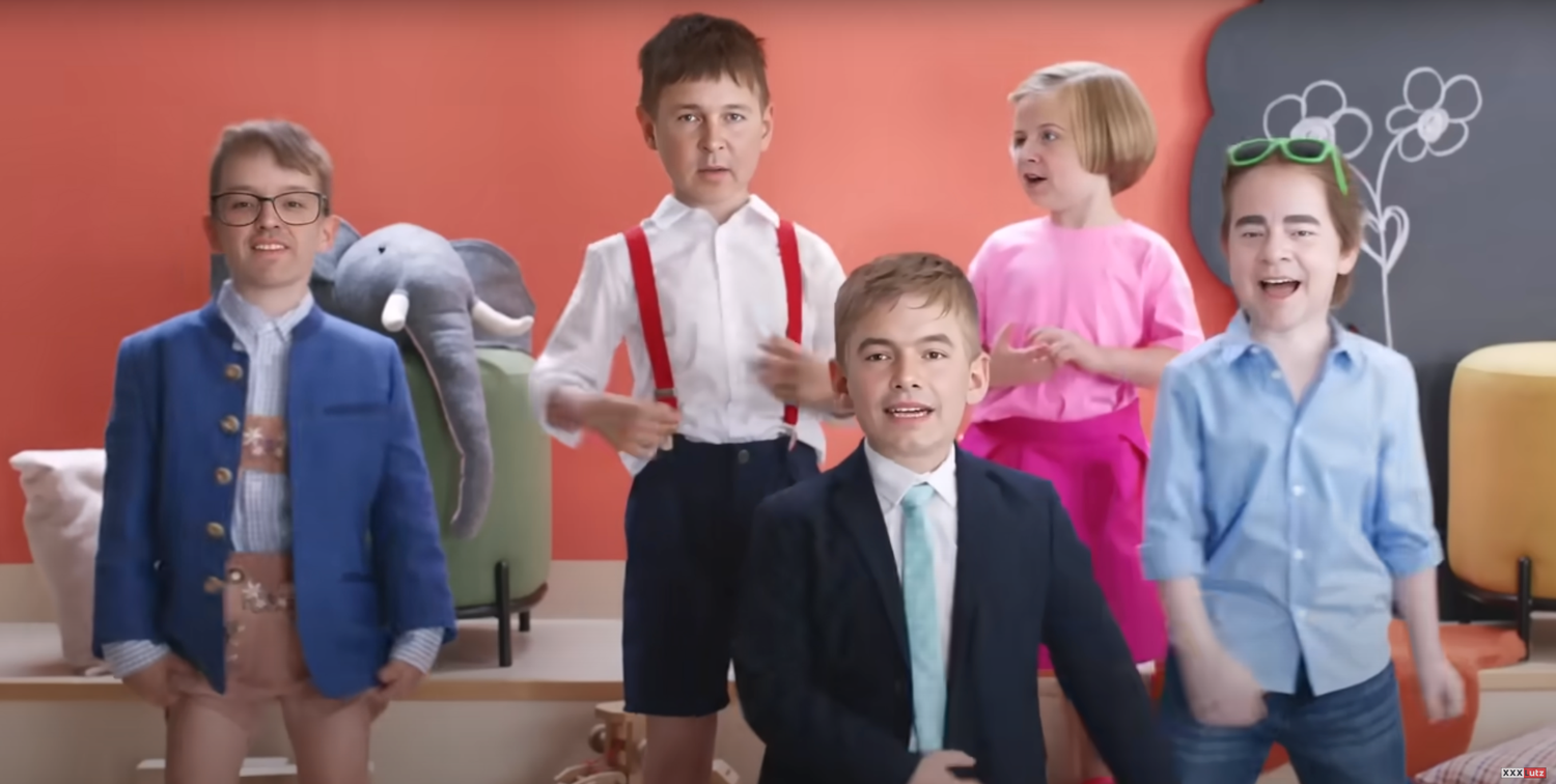 Die Spitzenkandidaten als Kindergarten-Kids im Werbespot des Möbelhändlers XXXLutz.