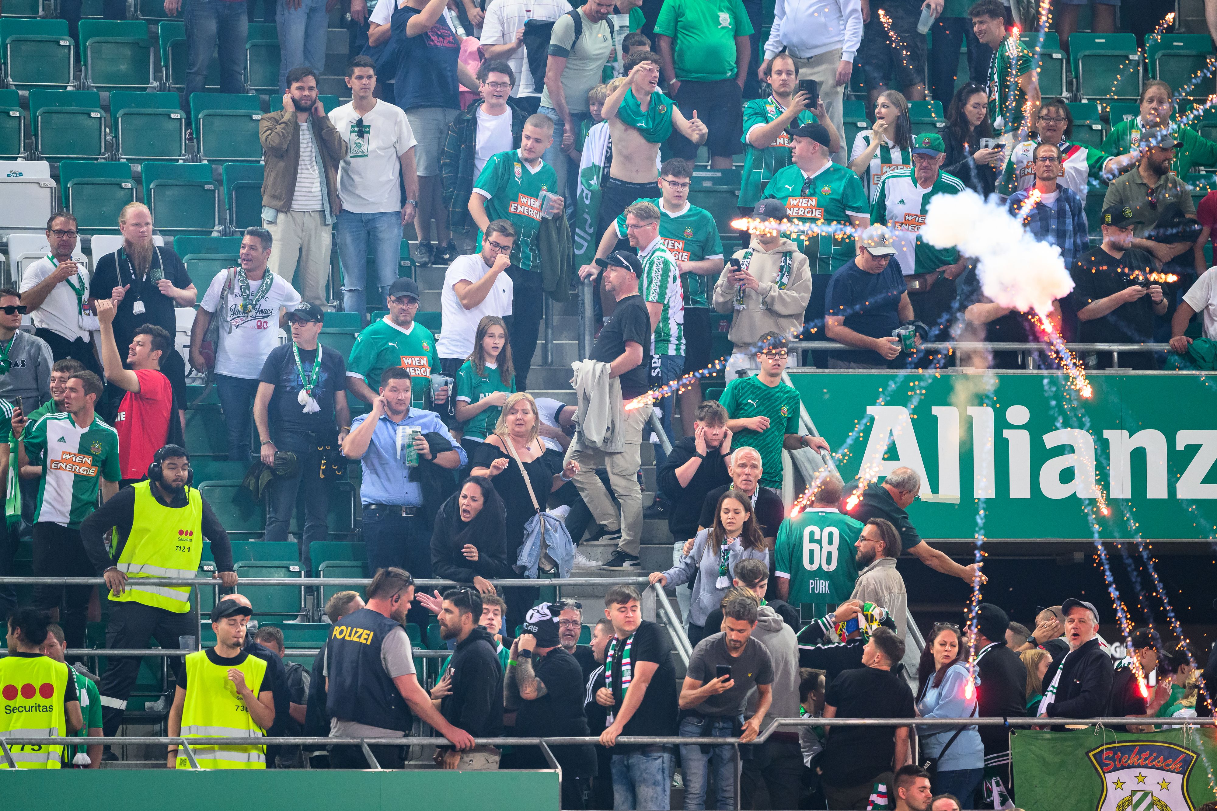Ein Böller explodiert im Allianz Stadion, die Lage eskaliert.