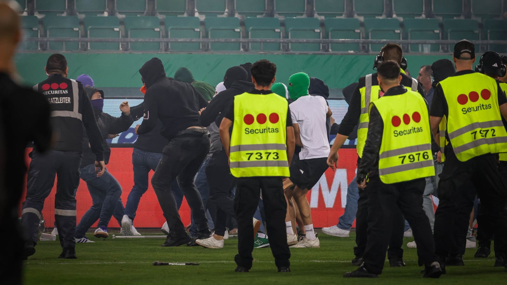 Das sportlich hoch spannende 343. Wiener Derby wurde nur Augenblicke nach dem  Schlusspfiff zu einem Riesen-Fiasko.