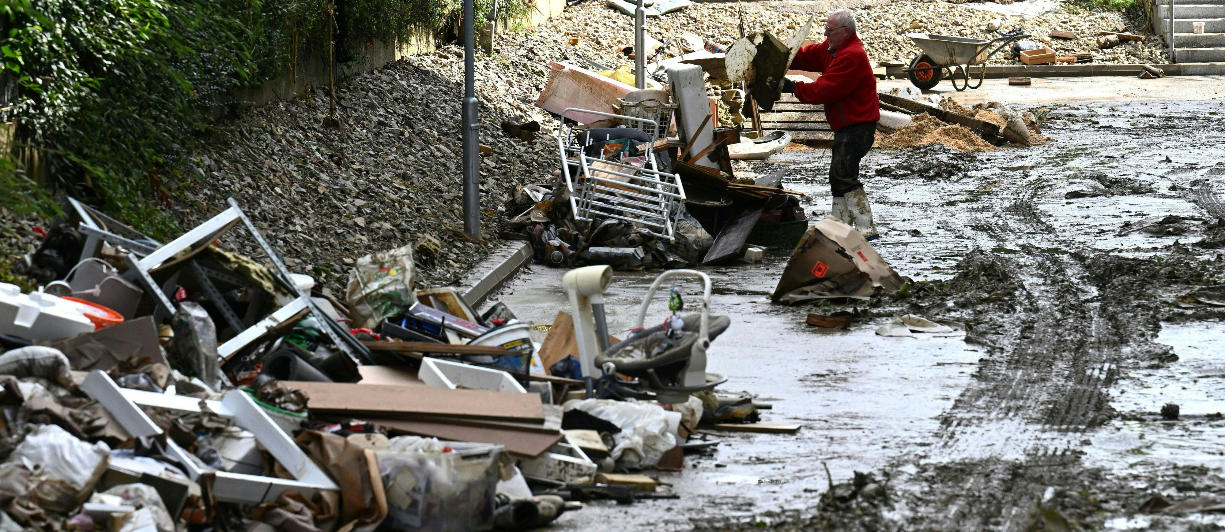 Der Tag danach: Das große Aufräumen, wie hier in Loosdorf bei St. Pölten, begann bereits am Tag nach dem Jahrhundert-Hochwasser und dauert bis jetzt an