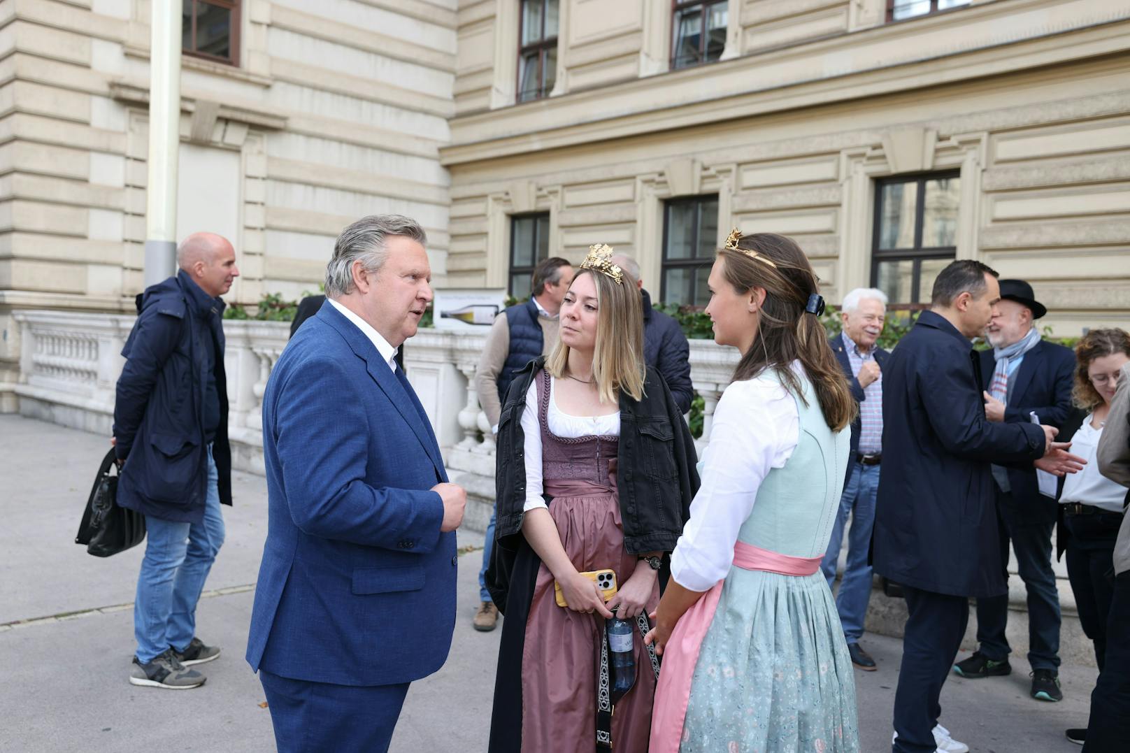 Der Bürgermeister im Gespräch mit den Weinköniginnen