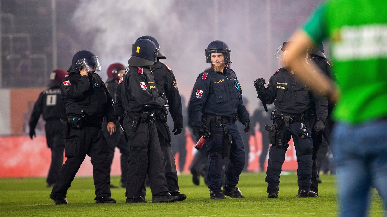 10 Polizisten wurden verletzt.