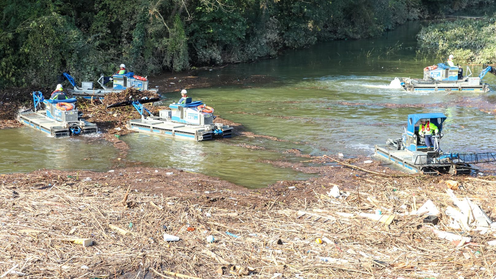 Amphibienmähboote bei der Aufräumarbeit