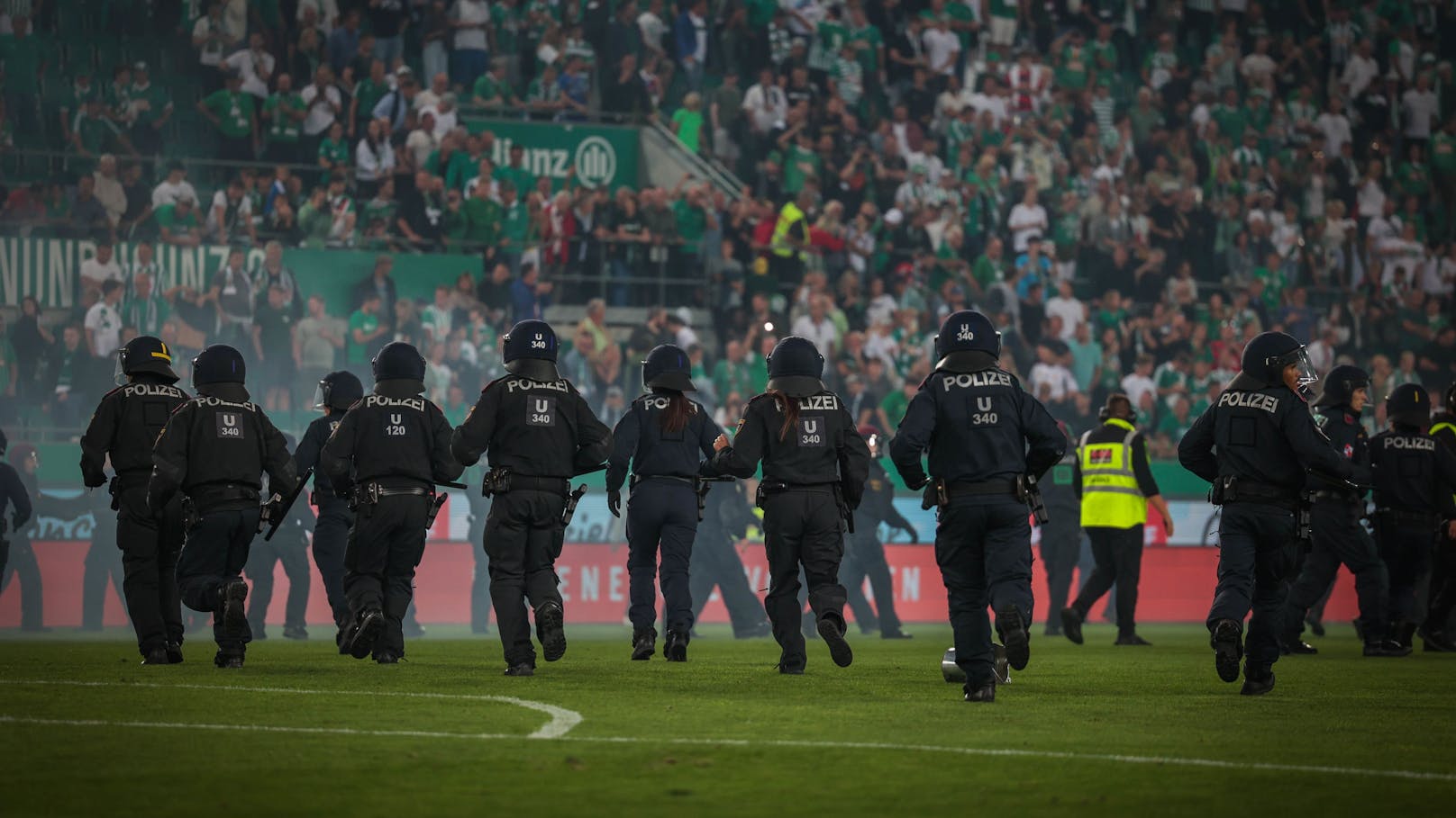 Dann eskalierte die Lage erneut: Austria-Fans zündeten wiederholt pyrotechnische Gegenstände, warfen die Böller mit rasanter Geschwindigkeit direkt auf die Beamten.