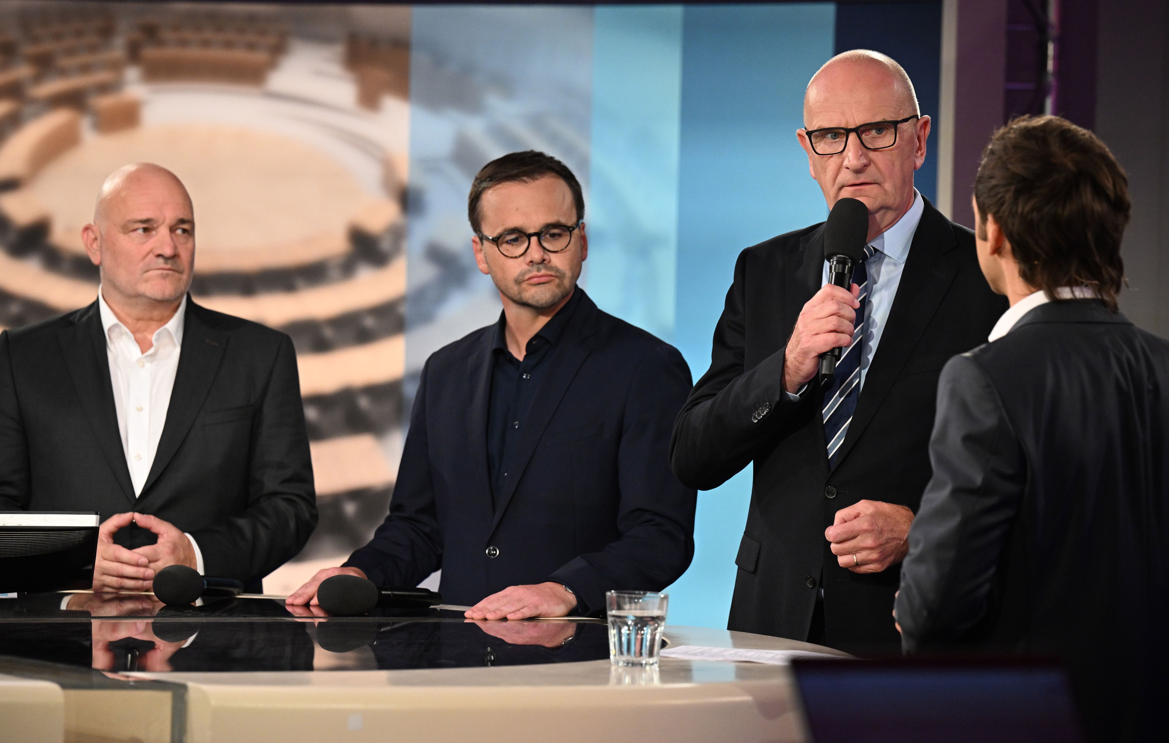 Bei der Landtagswahl in Brandenburg ist die SPD knapp auf Platz eins gelandet. Dass die Sozialdemokraten letztlich stärkste Kraft wurden, haben sie vor allem der persönlichen Popularität ihres Ministerpräsidenten Dietmar Woidke (Mitte) und dem Zuspruch von eher älteren, weiblichen und städtischen Wählern zu verdanken.