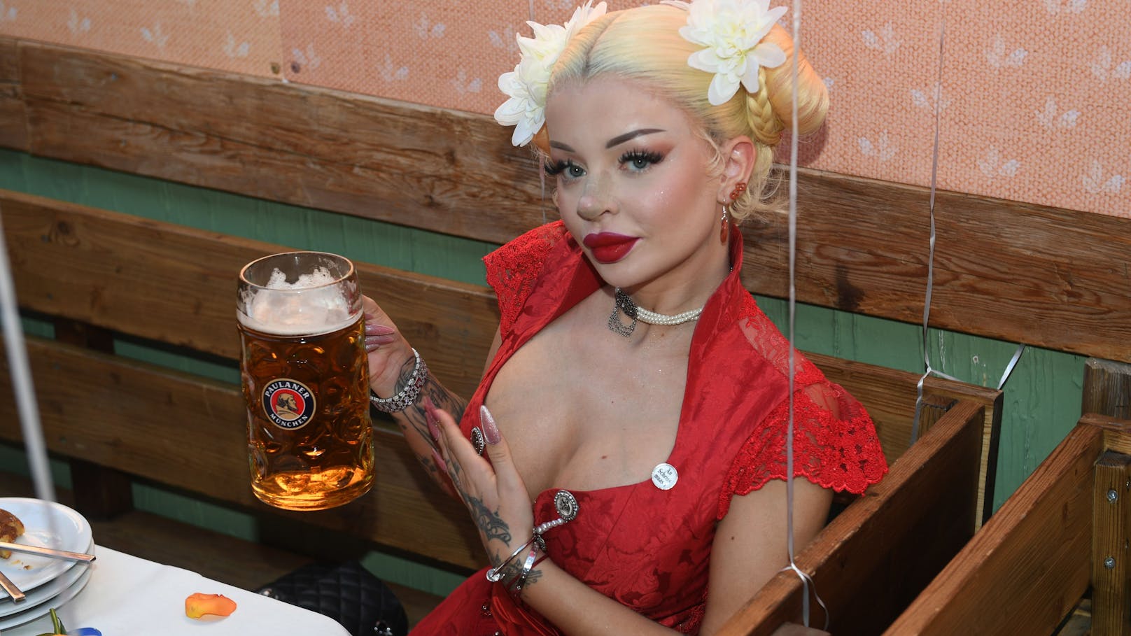 "Weil ich muss" – Katja mit Nasenpflaster auf der Wiesn