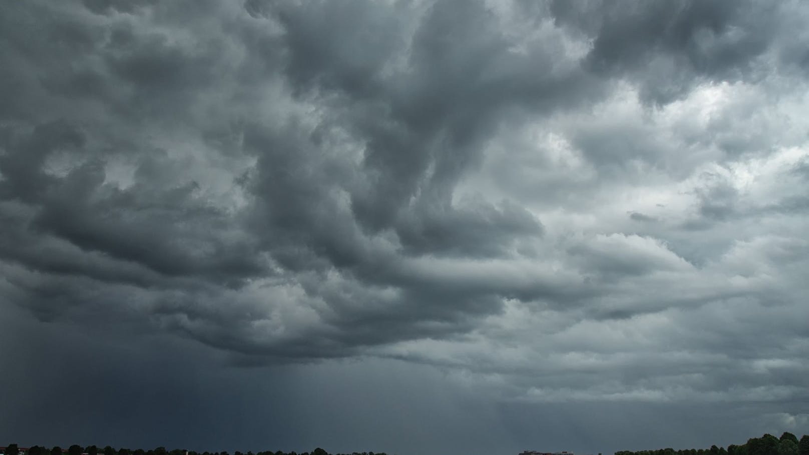 Starkregen – Frontensystem peitscht Gewitter ins Land