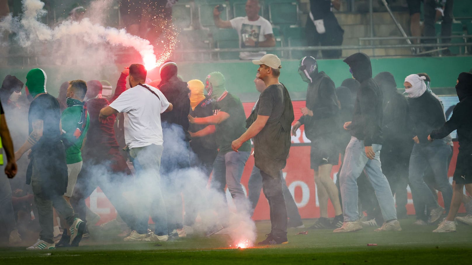 Nur Sekunden nach dem Schlusspfiff hagelte es pyrotechnische Gegenstände am Feld und auf den Tribünen.